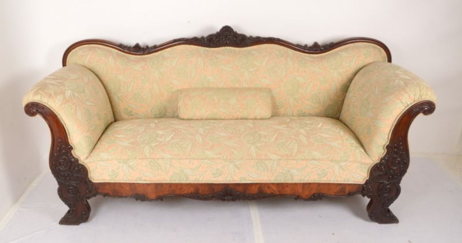 Sofa (um 1880), Mahagoni, Lehne und Schauseiten mit Schnitzwerk (Voluten- und Rocaillendekor), mit