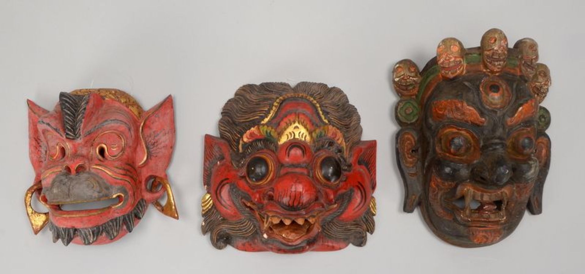 Masken-Konvolut (Indonesien), Holz geschnitzt und handbemalt, 3 Stück; Höhe 31 cm, 24 cm, und 21 cm