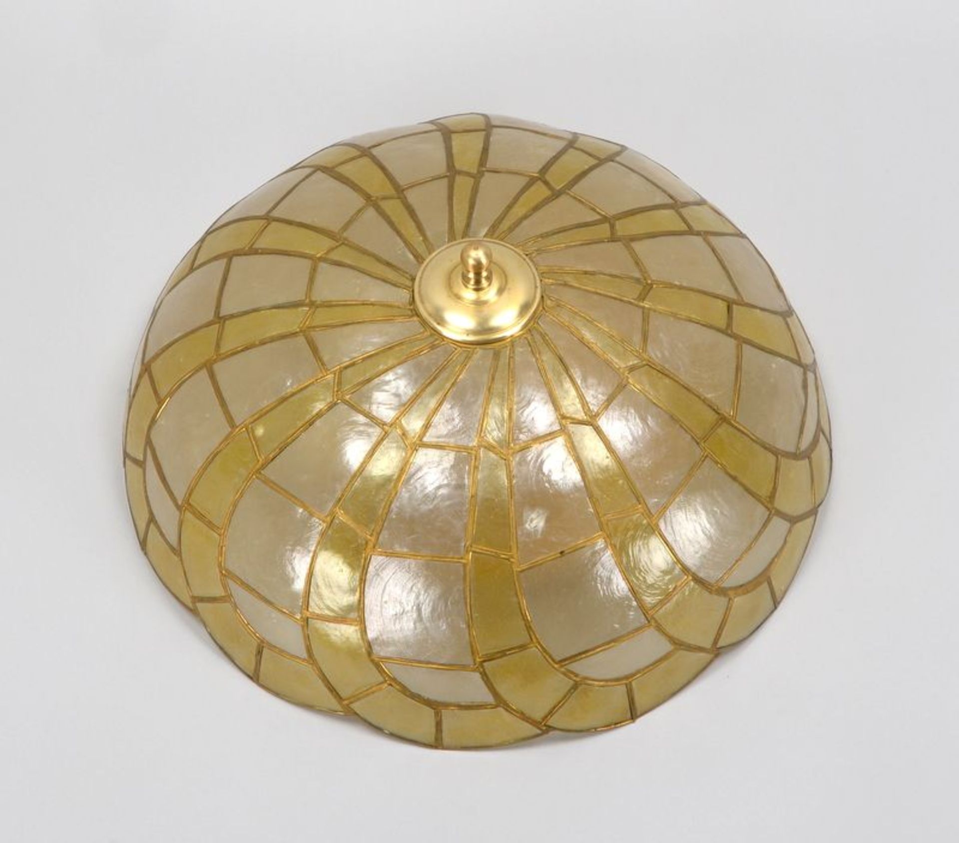 Deckenlampe, 2-flammig, mit Muschelpatt-Schirm; Höhe ca. 16 cm, Durchmesser Ø 39 cm