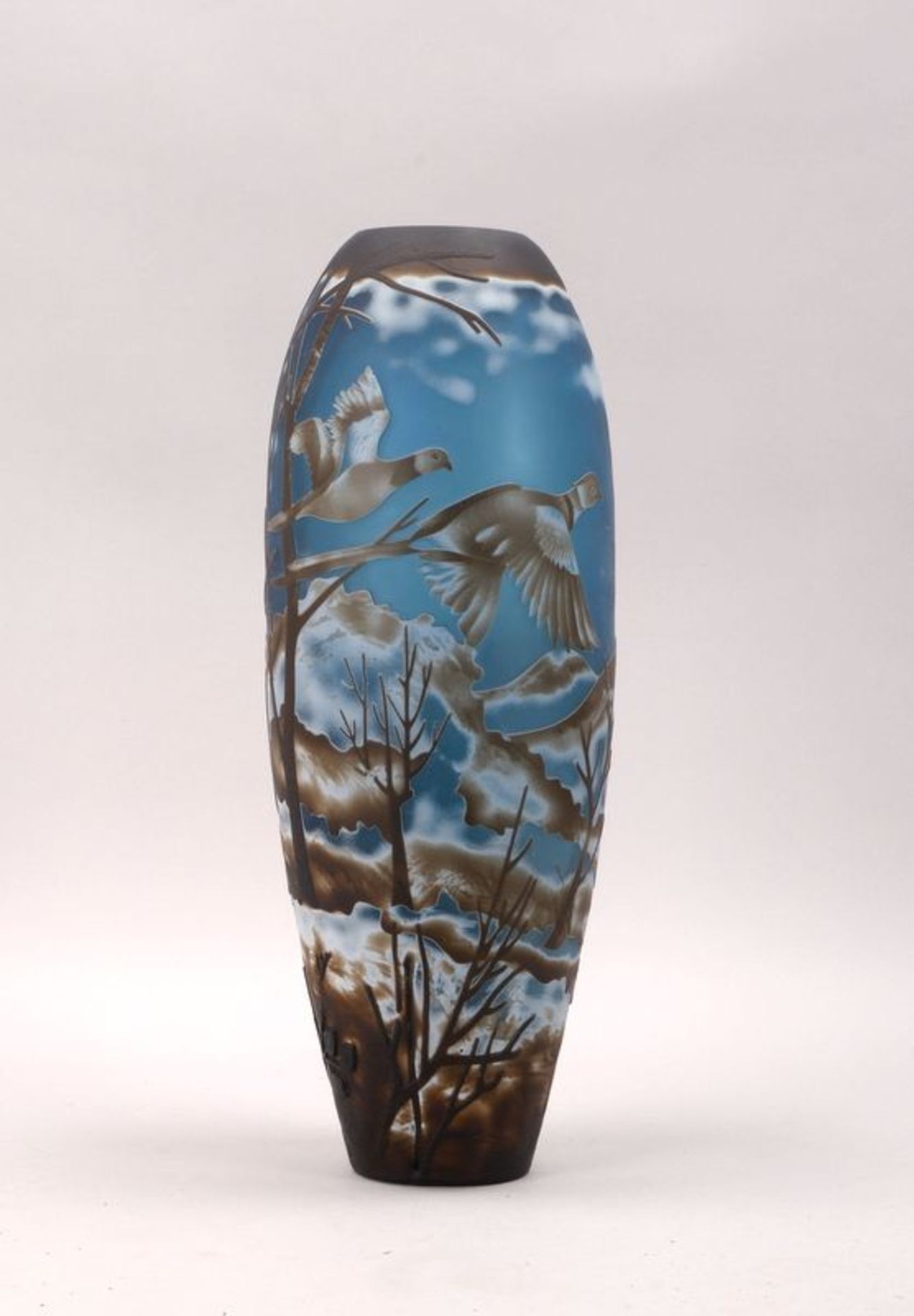 Vase, blau mattiertes Glas mit weißem/dunkelblauem Überfang, figürlich geschnitten ('