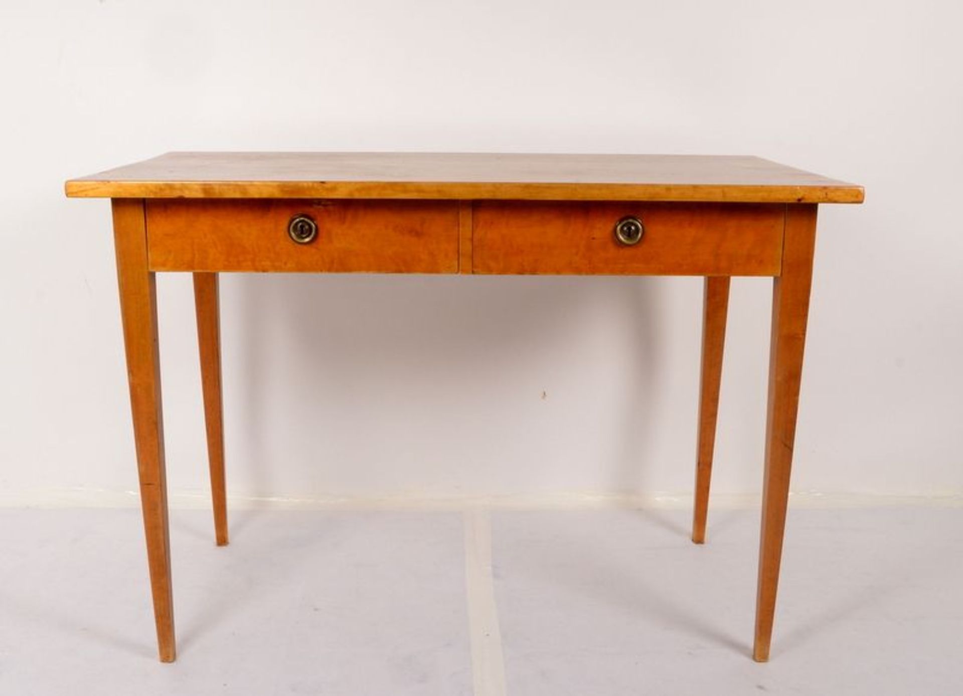 Schreibtisch, Birke, rechteckige Schreibplatte oberhalb 2x Schüben, Tisch auf konischen Beinen; - Bild 2 aus 3