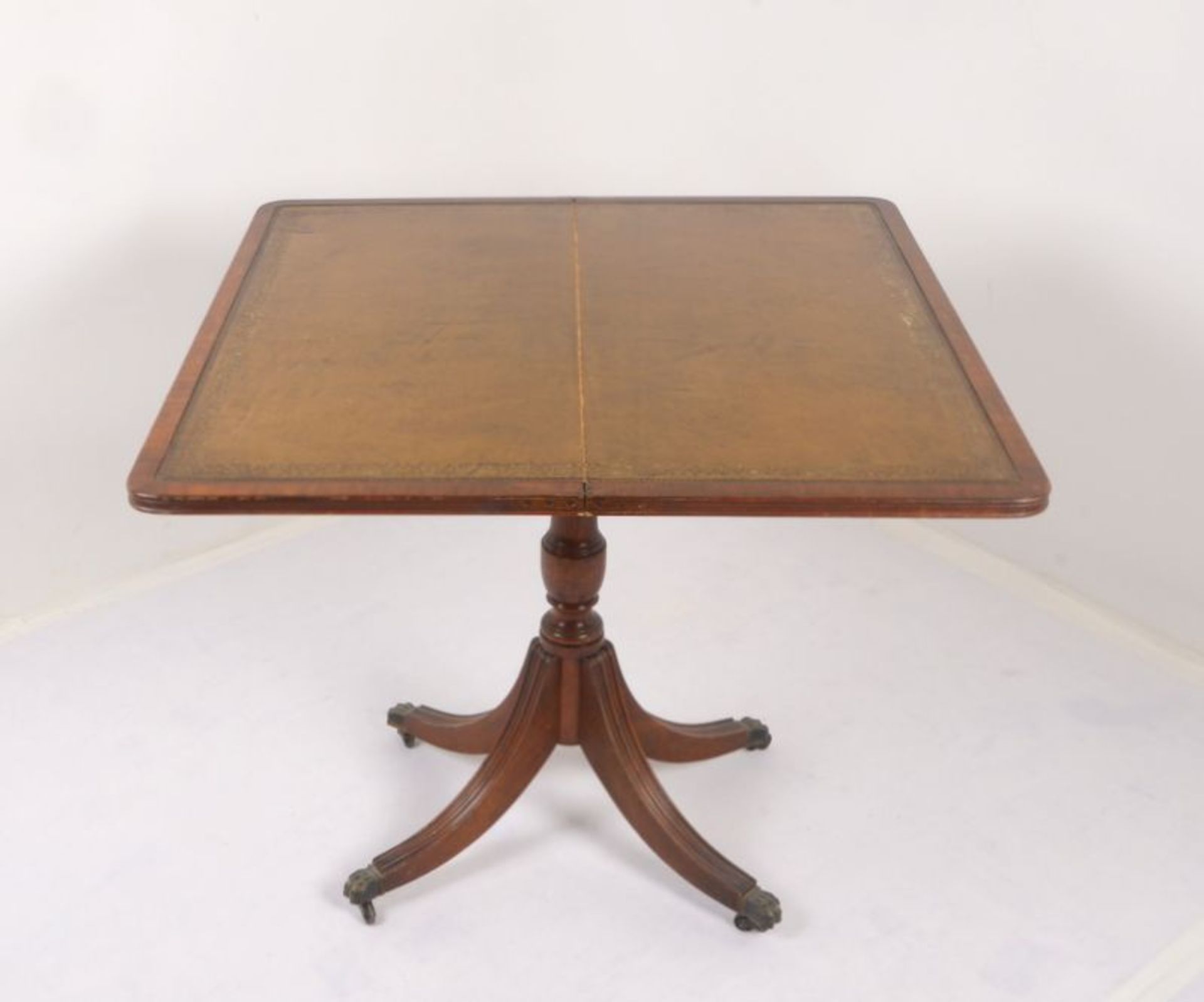 Konsolentisch/Spieltisch, mit Mahagoni-Spiegelfurnier, aufklappbar, innen mit braun-beigefarbener - Bild 2 aus 3