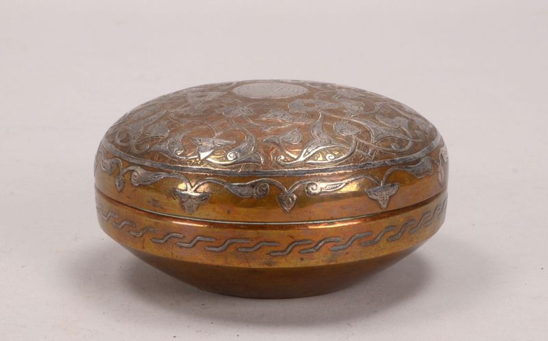 Deckeldose (Türkei/islamisch), Kupfer, Deckel mit floraler islamischer Silber-Einlegearbeit; Höhe 7 - Bild 2 aus 2
