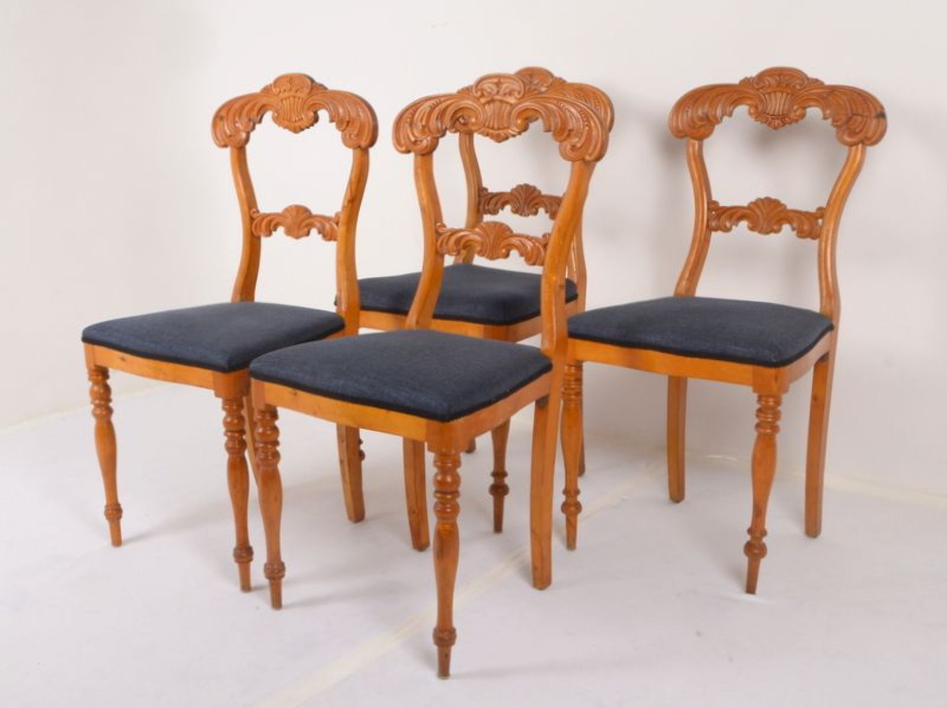 Satz Stühle (Biedermeier), Birkenholz, Rückenlehne mit geschnitzten Voluten/mit Rocaillendekor, - Bild 3 aus 3