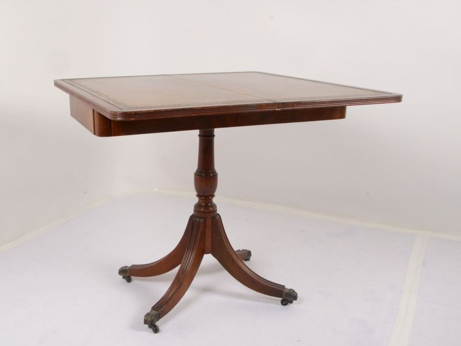 Konsolentisch/Spieltisch, mit Mahagoni-Spiegelfurnier, aufklappbar, innen mit braun-beigefarbener - Bild 3 aus 3