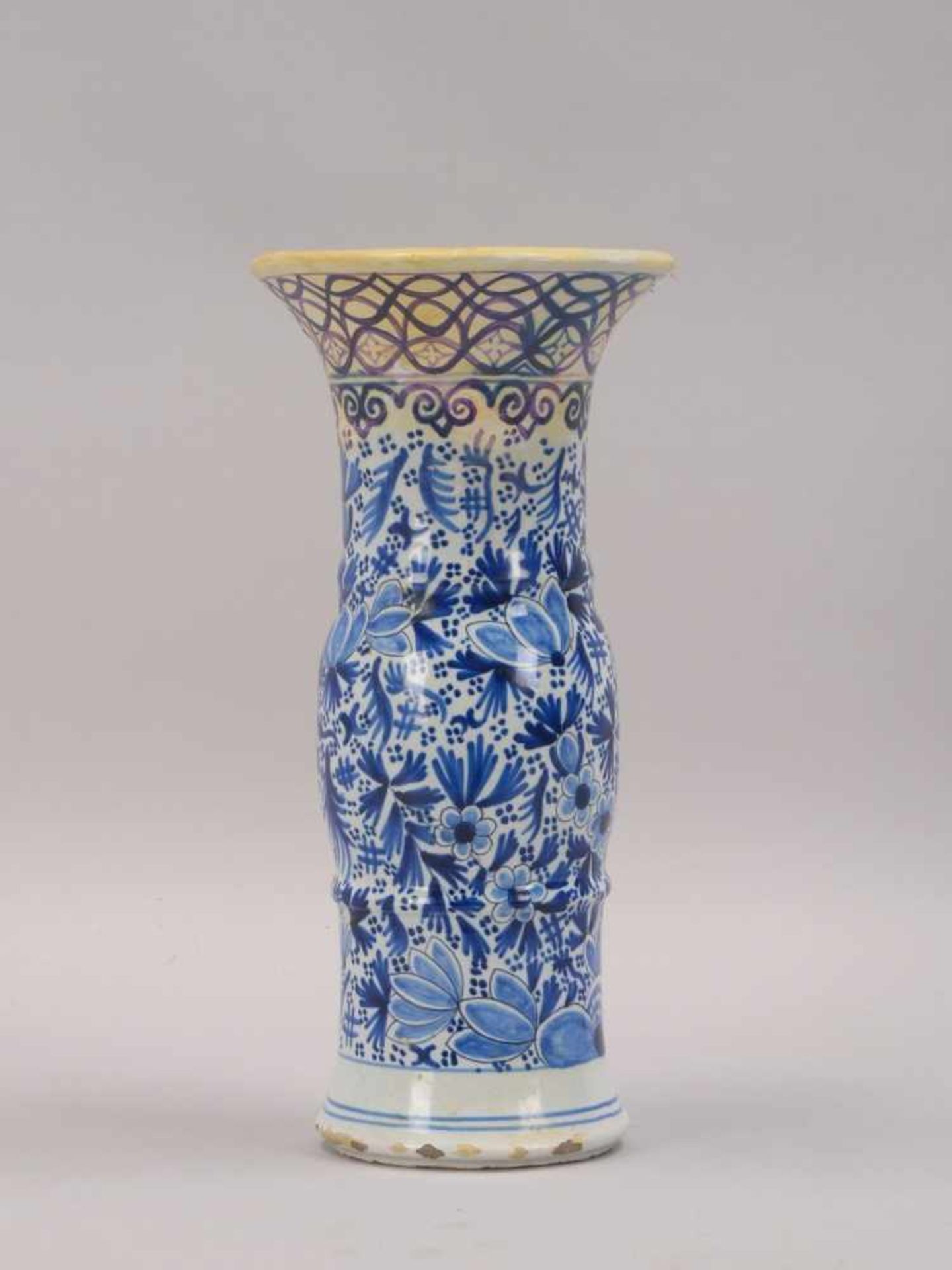 Delfter Vase, antik, leicht bauchige Form, mit ausgestellter Mündung/mit Lack versehen, unterhalb - Bild 2 aus 3