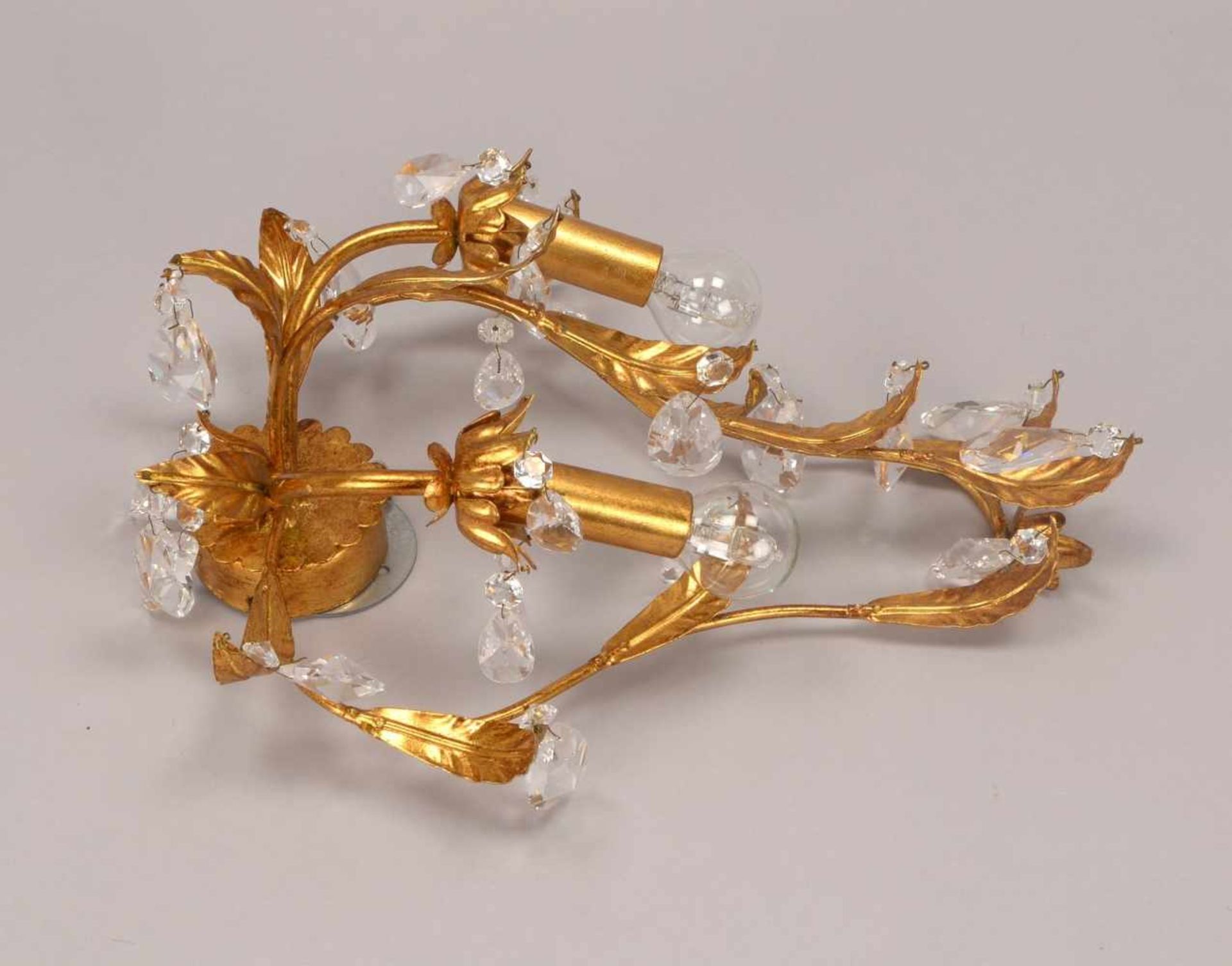 Wandlampe, 2-flammig, Metall/vergoldet, florale Gestaltung, mit Kristallbehang; Höhe 40 cm, Breite