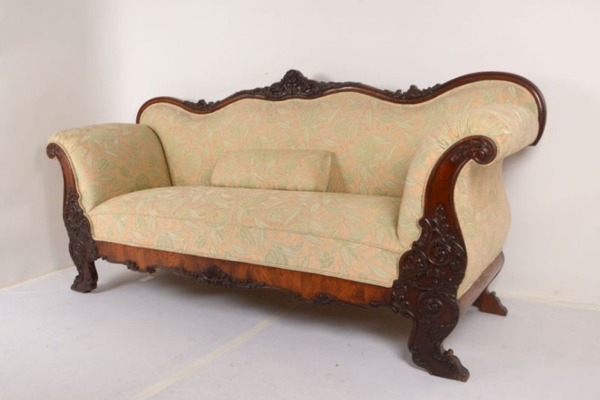 Sofa (um 1880), Mahagoni, Lehne und Schauseiten mit Schnitzwerk (Voluten- und Rocaillendekor), mit - Bild 3 aus 3