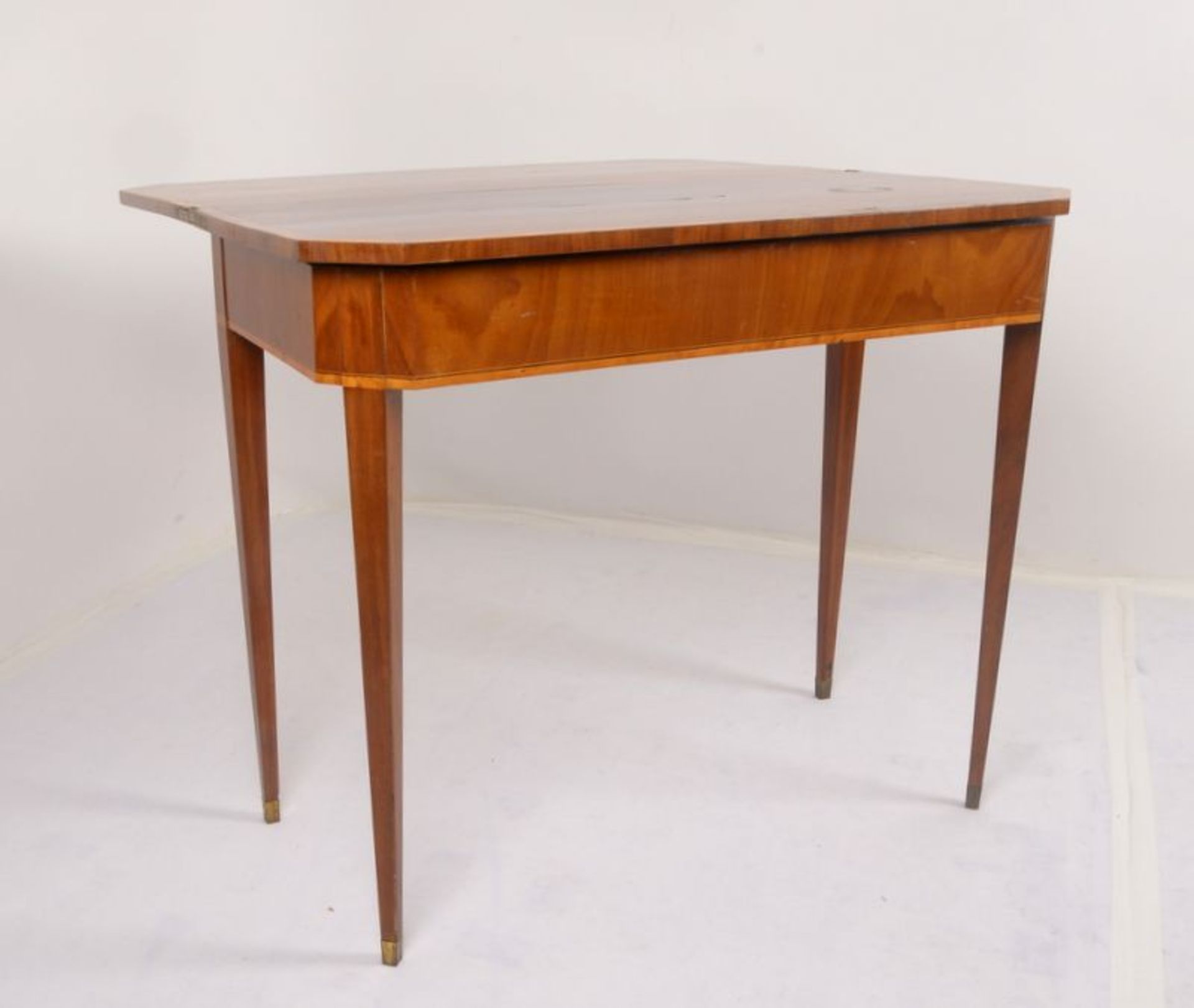 Konsolentisch/ehemals Spieltisch, Mahagonifurnier mit Birkenholz-Rand, aufklappbar/innen mit