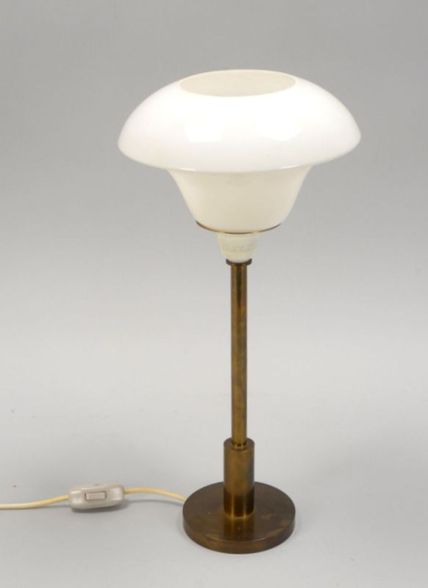 Tischleuchte (Dänemark, 1960er Jahre), 1-flammig, mit pilzförmigem Opalglasschirm, auf Messing- - Bild 2 aus 2