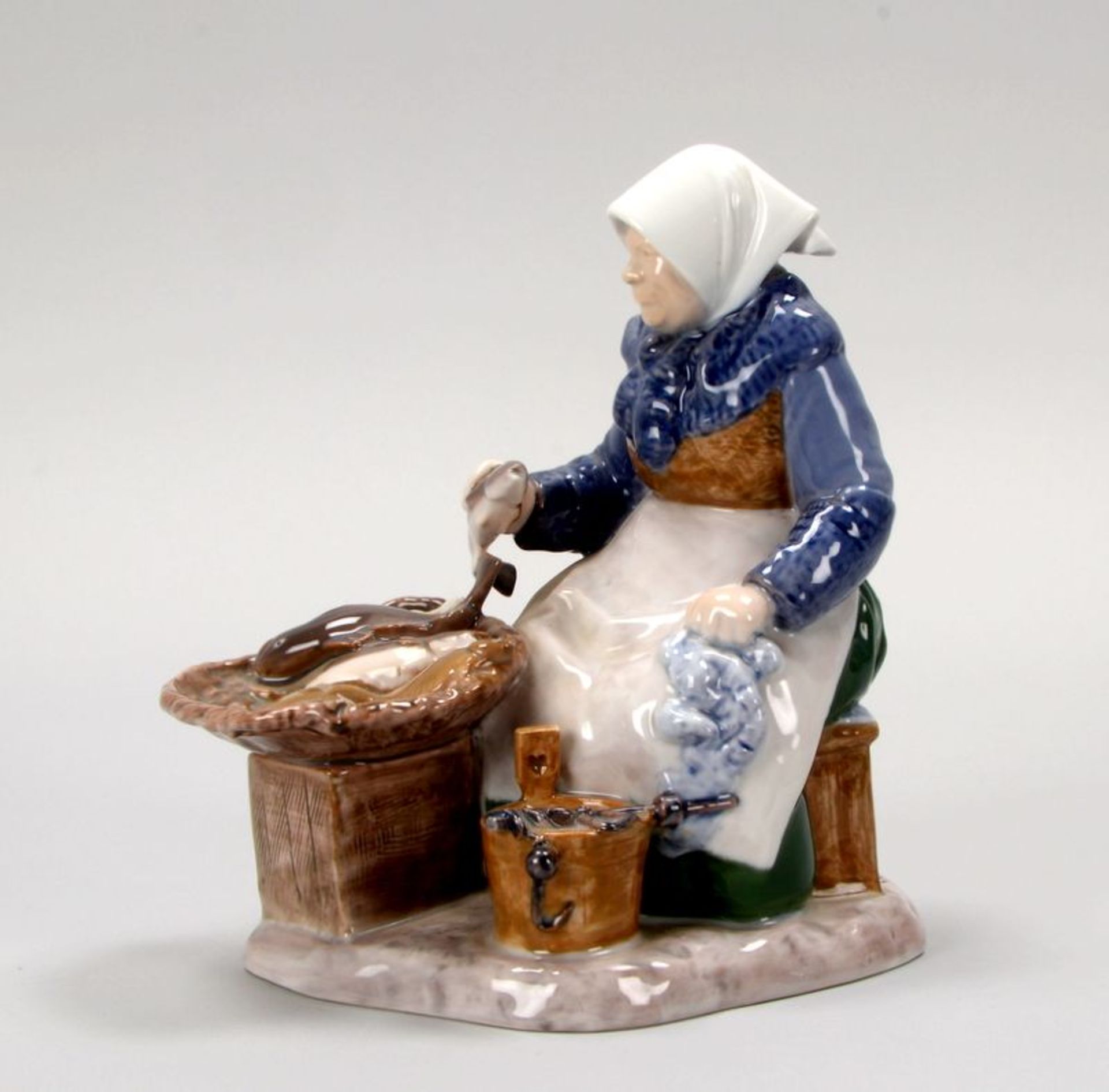 Bing & Grøndahl, Porzellanfigur, 'Fischverkäuferin' (auf einer Kiste sitzend mit Korb voll Fische - Bild 3 aus 5