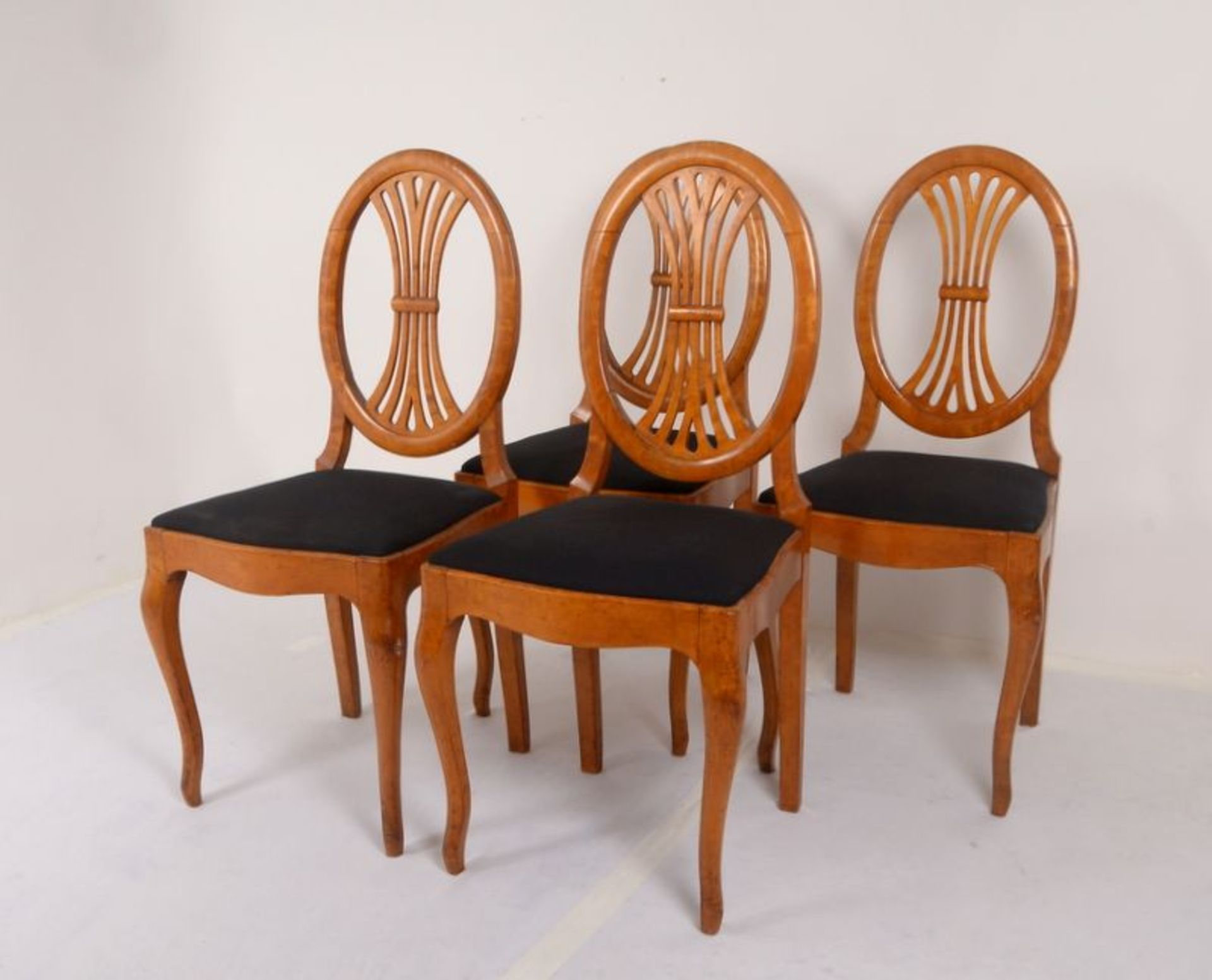 Satz Stühle (Biedermeider), Birke, ovale Rückenlehne mit geschwungener Verstrebung, schwarzes - Bild 3 aus 3