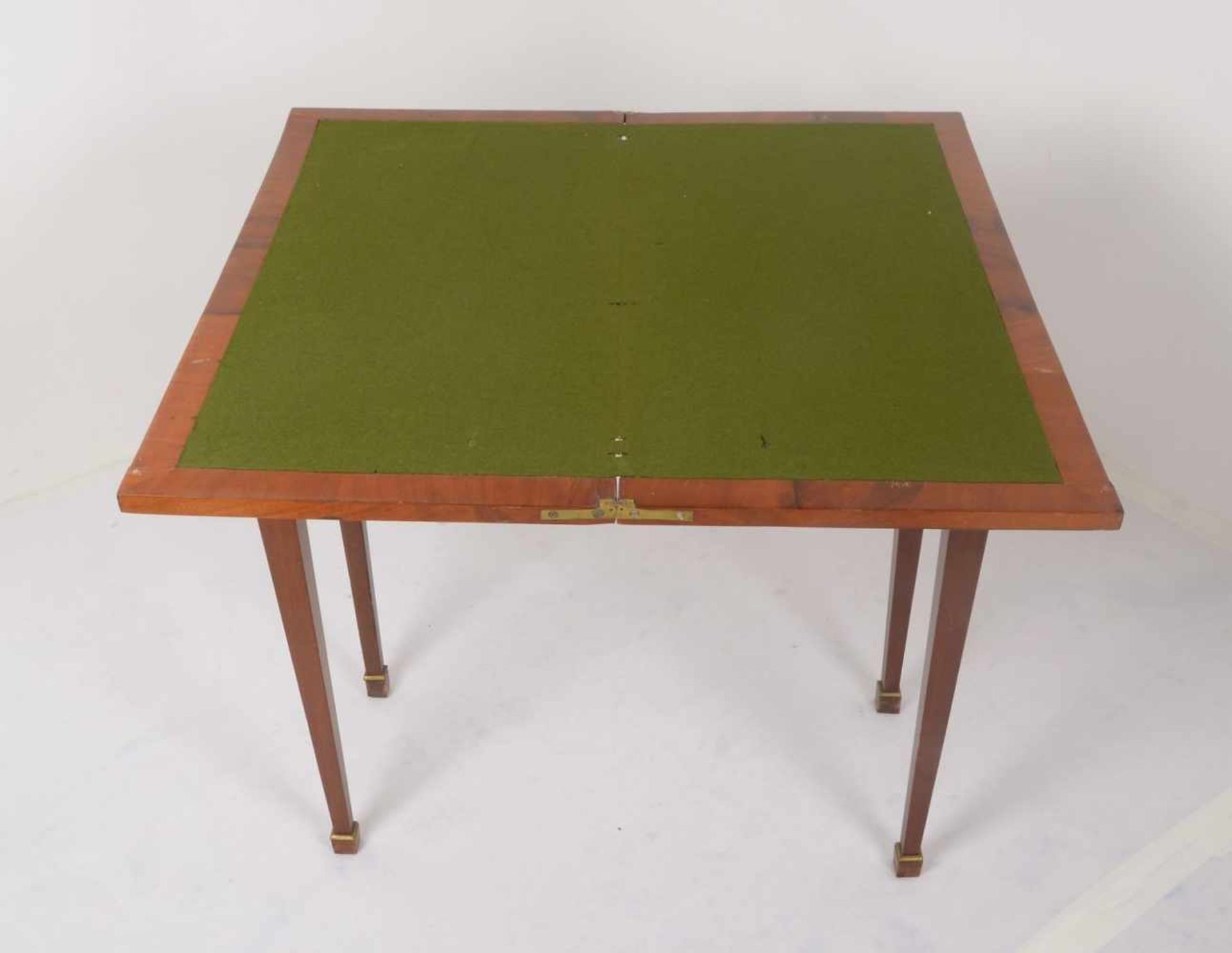 Spieltisch (England) antik, Mahagoni massiv/in der Platte mit Nussbaum-Einlagen; Höhe 74 cm, Maße