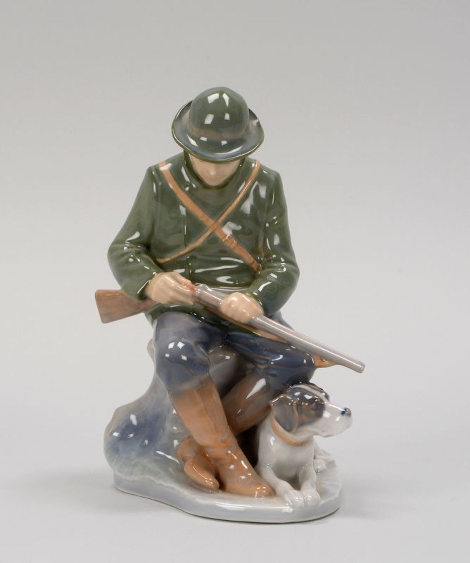 Royal Copenhagen, Porzellanfigur, 'Jäger mit Hund', polychrom staffiert, signiert, Entwurf: - Bild 2 aus 3