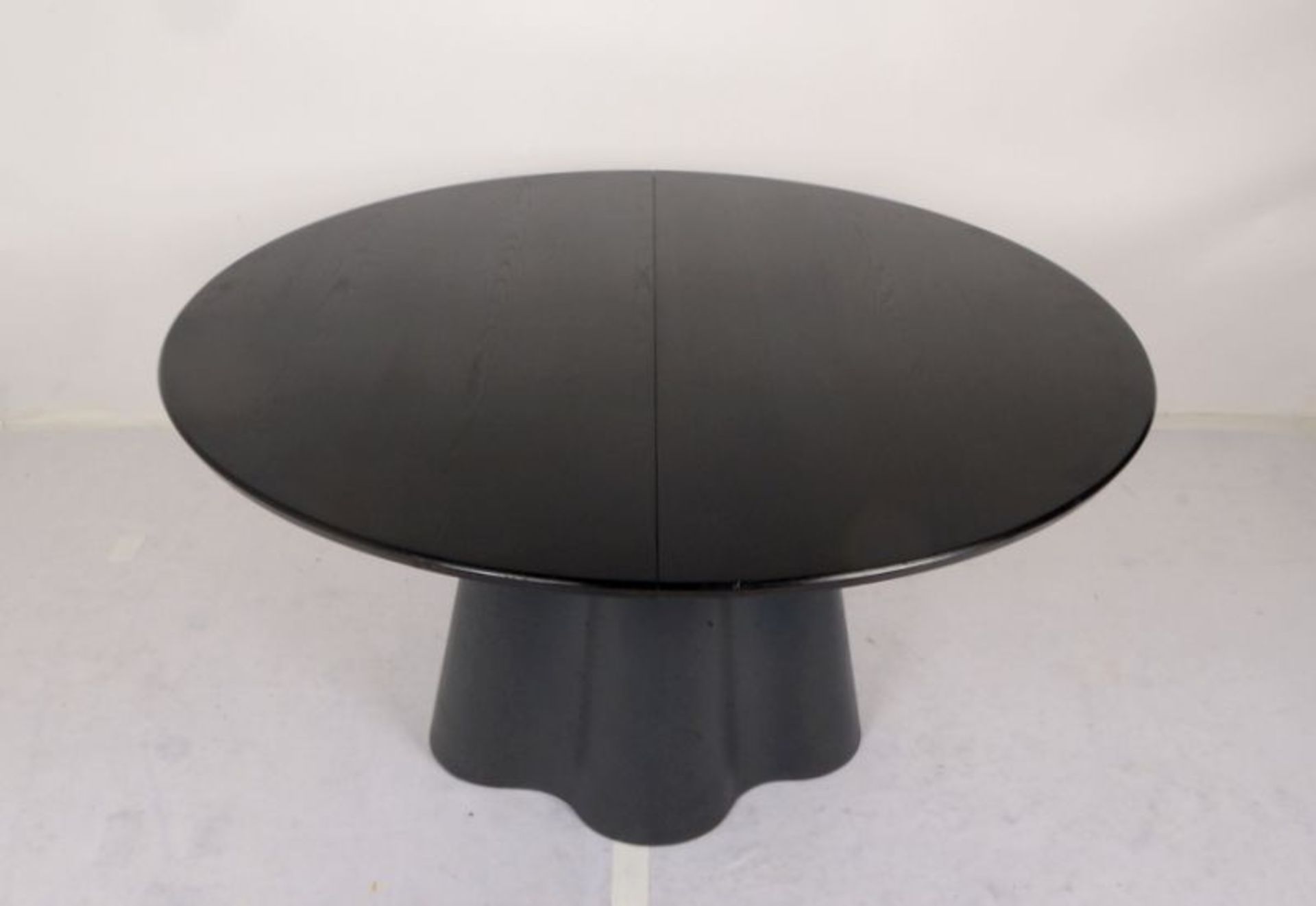 WK Wohnen, Ausziehtisch, 'WK 882/AR', Tisch mit runder Massivholz-Platte, Esche schwarz gebeizt,