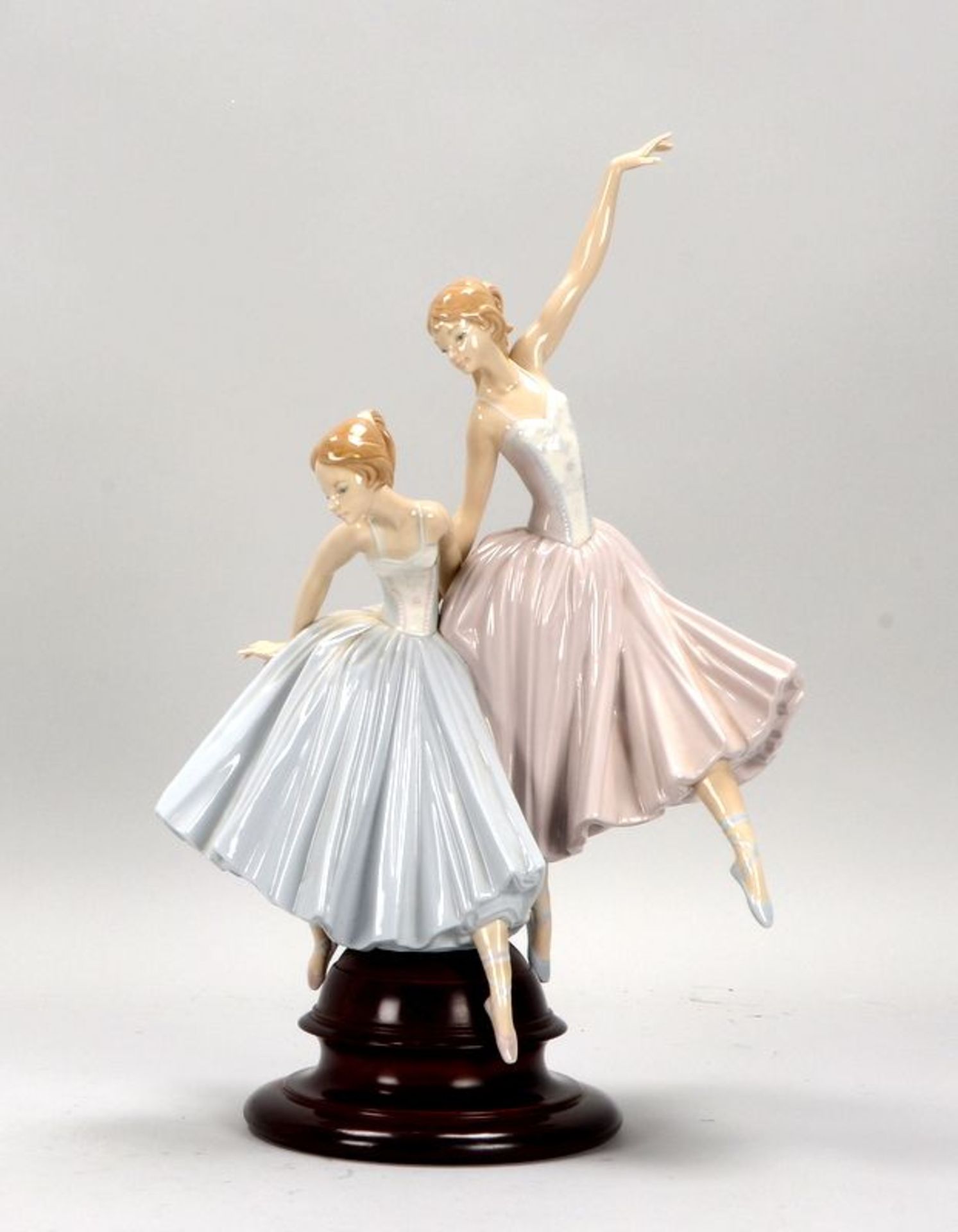 Lladro/Spanien, Porzellanfigur, 'Zwei tanzende Ballerinen', pastellfarben staffiert, gemarkt, Figur