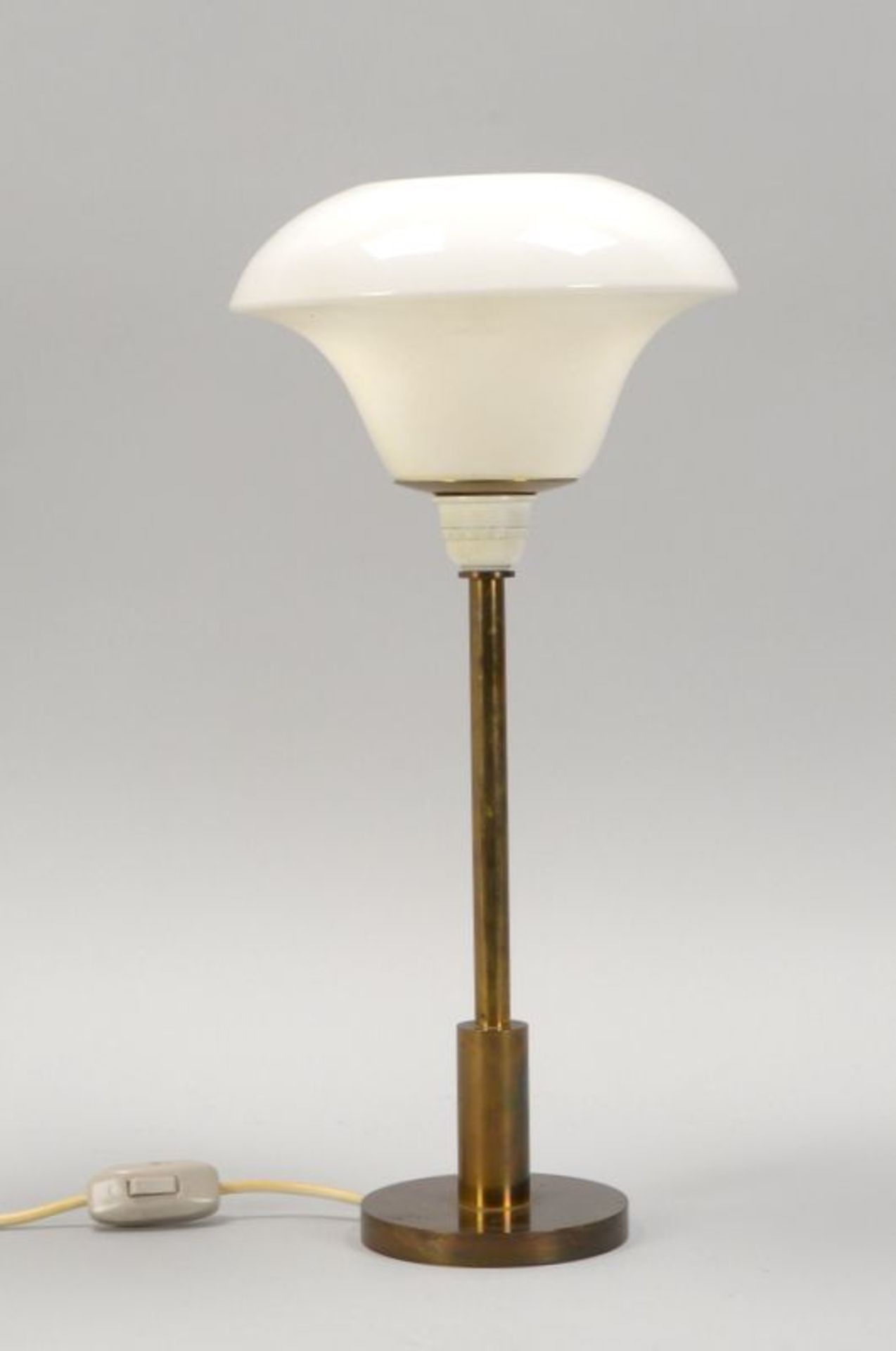 Tischleuchte (Dänemark, 1960er Jahre), 1-flammig, mit pilzförmigem Opalglasschirm, auf Messing-