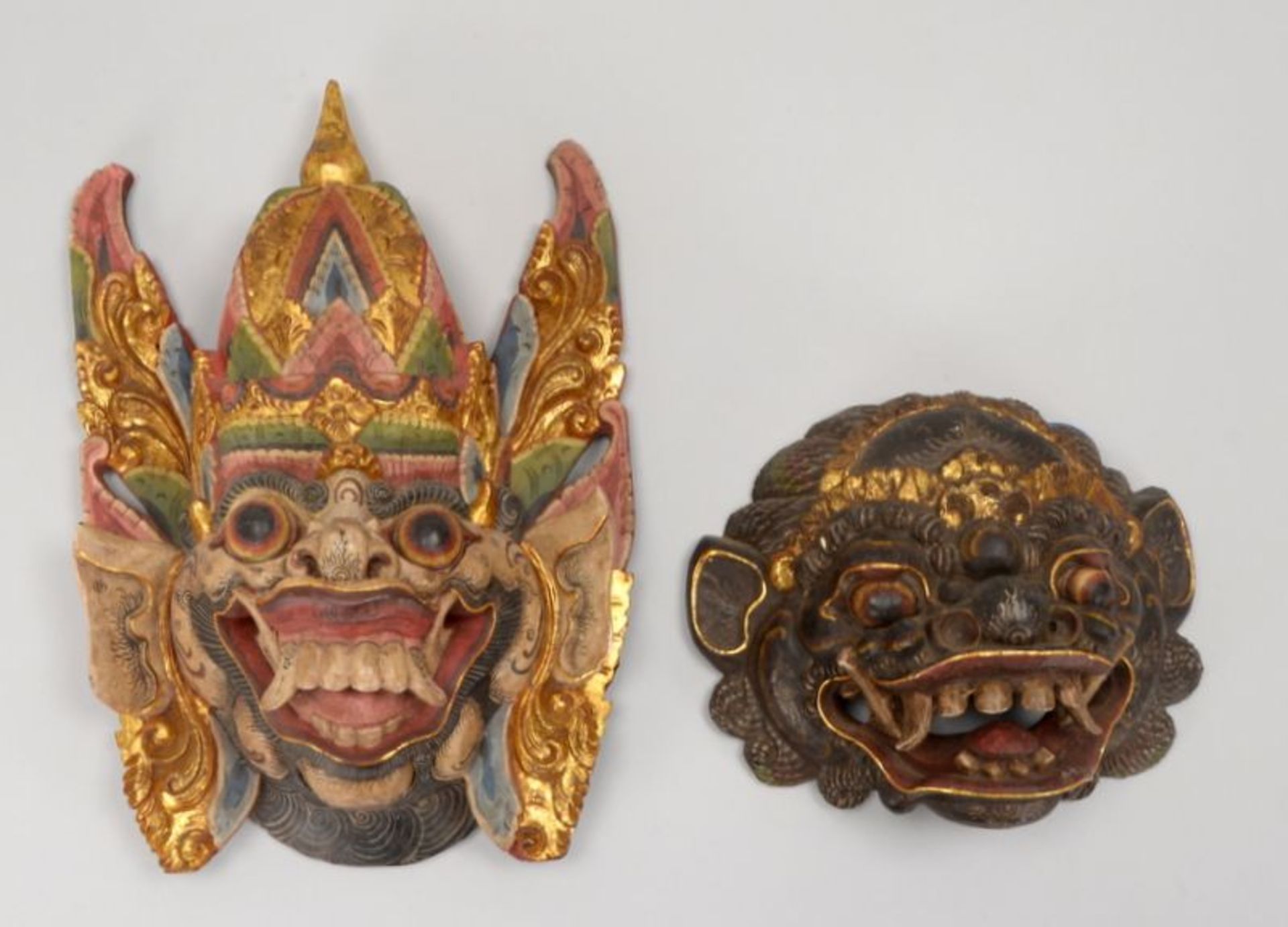 2 mythologische Figuren (Indonesien), Holz geschnitzt und handbemalt; Höhe 53 cm, und Höhe 28 cm