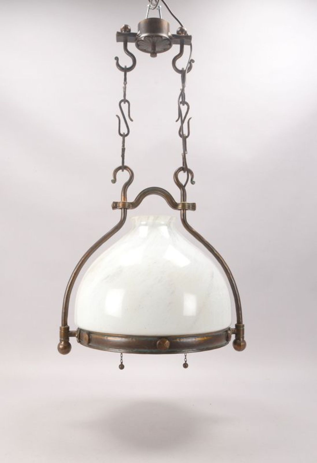 Große Deckenlampe, Bronze, weißer bauchiger Glasschirm, mit schwerer Bronze-Aufhängung/mit