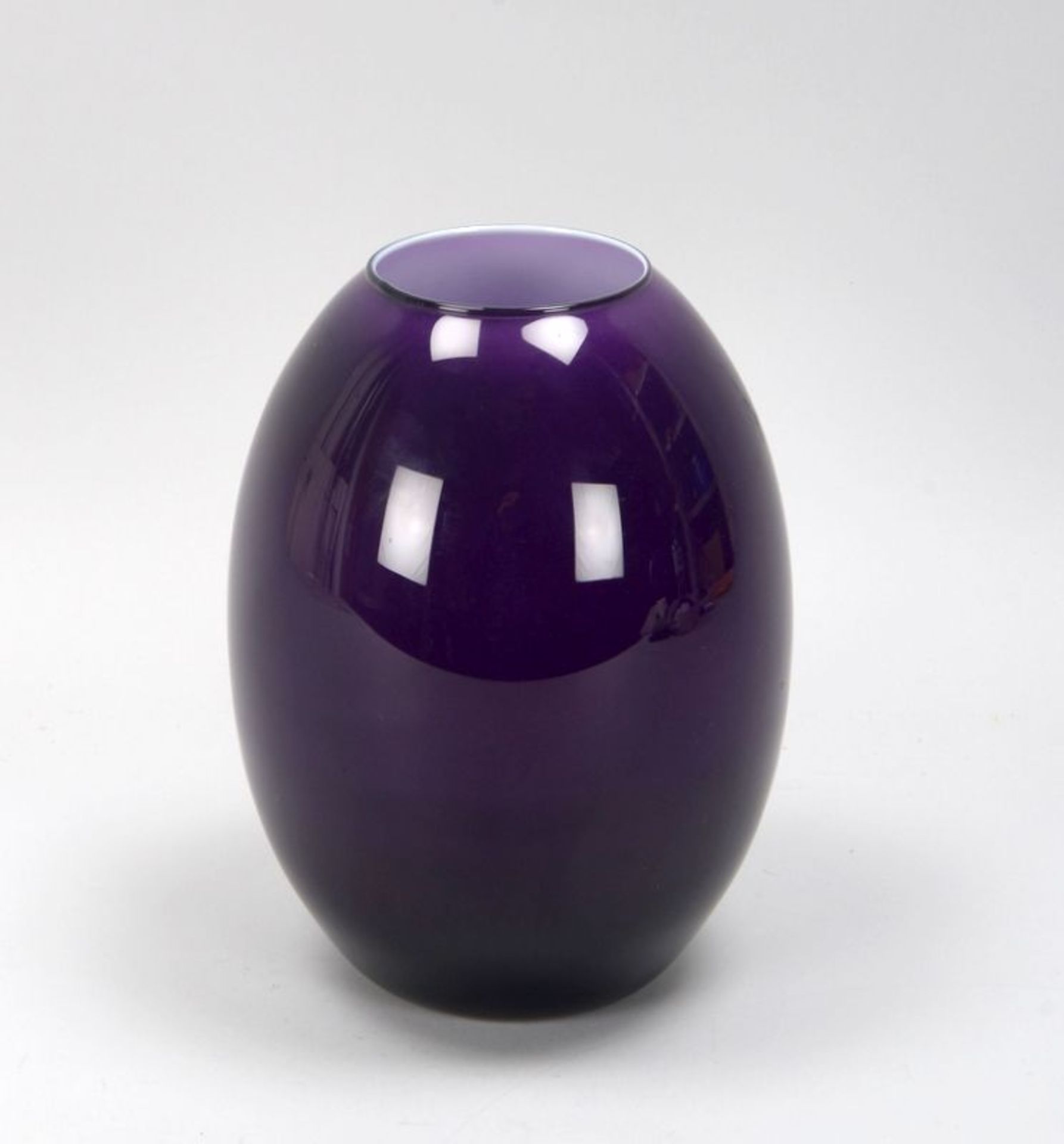 Vase, bauchige Form, lilafarbenes Glas, weiß unterfangen; Höhe 25 cm