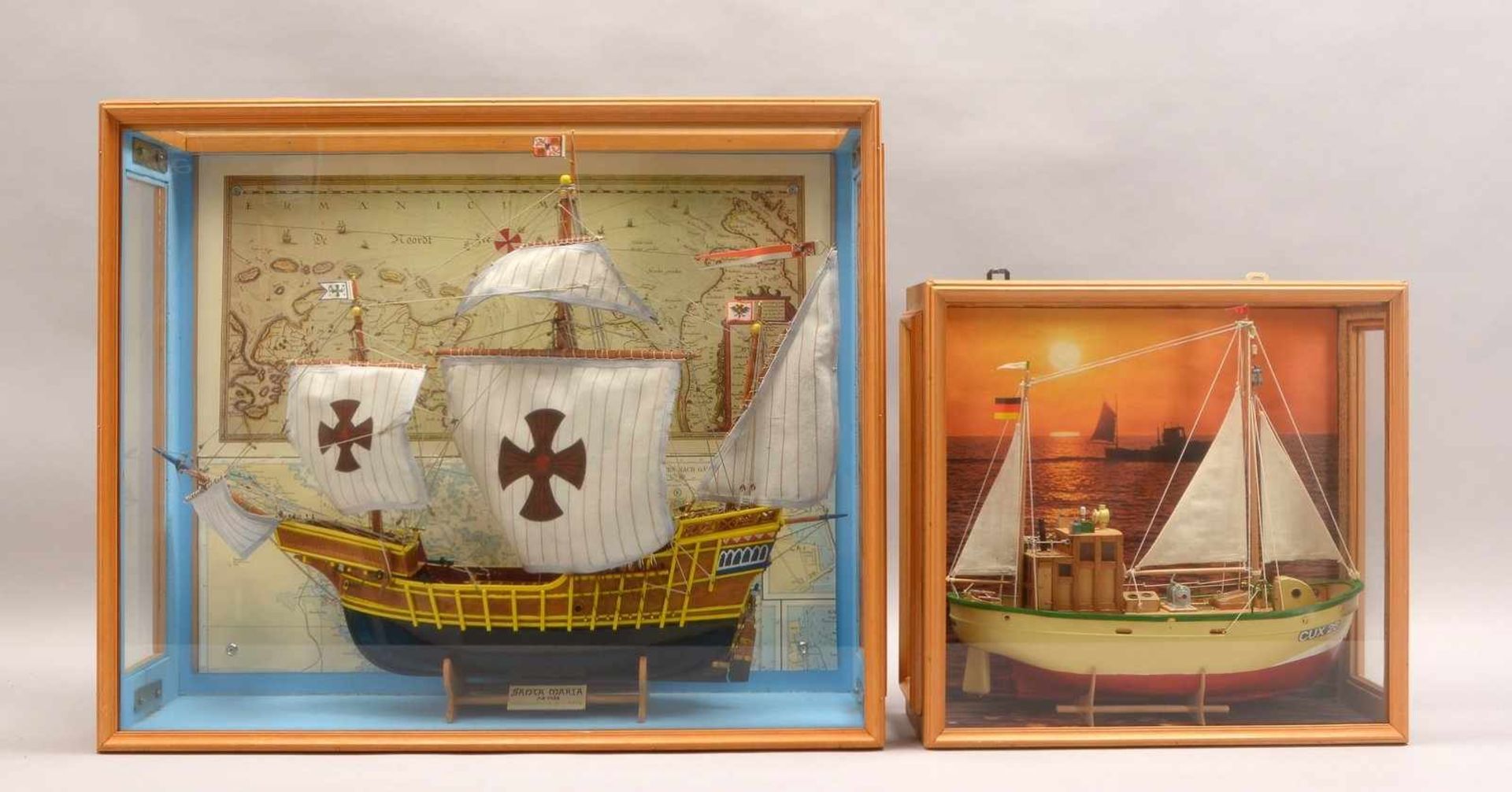 2 Schiffsmodelle, jeweils im maßstabsgerechten Holz-Nachbau, 1x 1.64/1x 1:60, im Schaukasten: 1x '