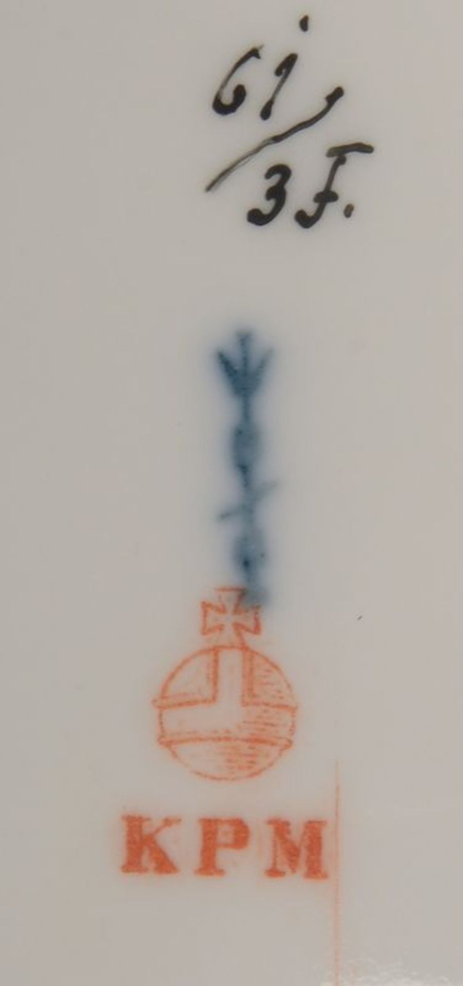 KPM, Porzellanplatte, mit Durchbruchrand, Spiegel mit Blumendekor in Weichmalerei, mit Zeptermarke - Bild 2 aus 2
