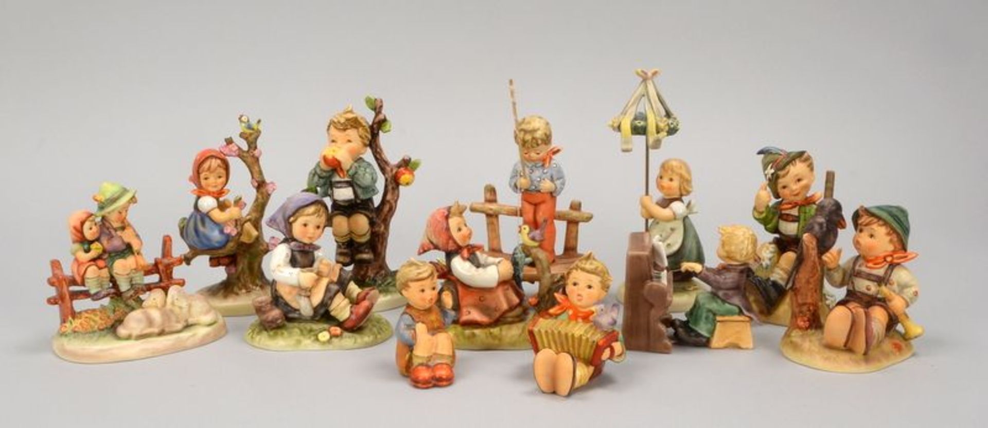 Hummel/Goebel, Porzellanfiguren, verschiedene Größen und Ausführungen, 12 Stück