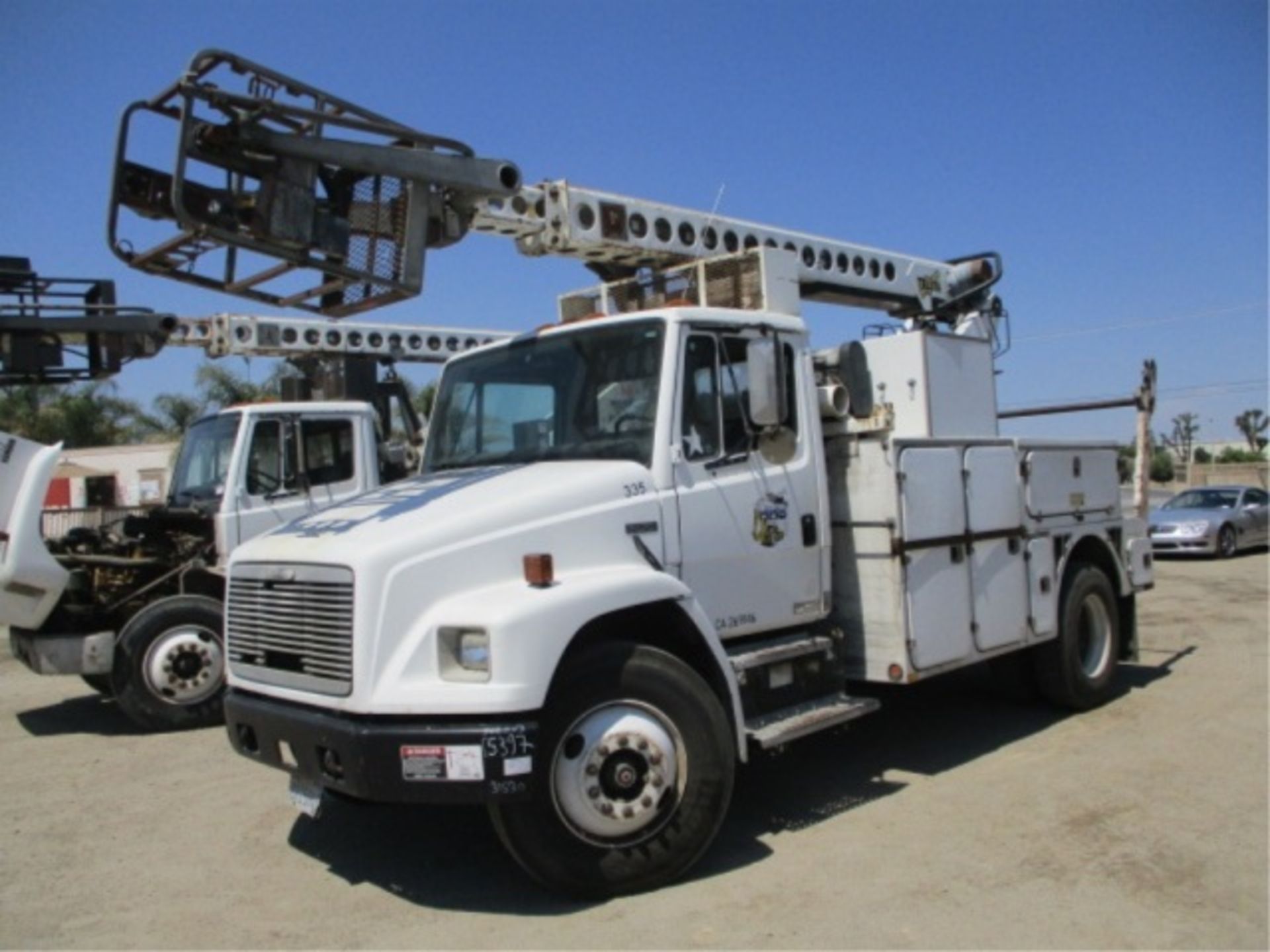 2001 Freightliner FL70 S/A Bucket Truck, Cat 3126 7.2L Diesel, Automatic, PTO, Telsta T400 Boom s/n: