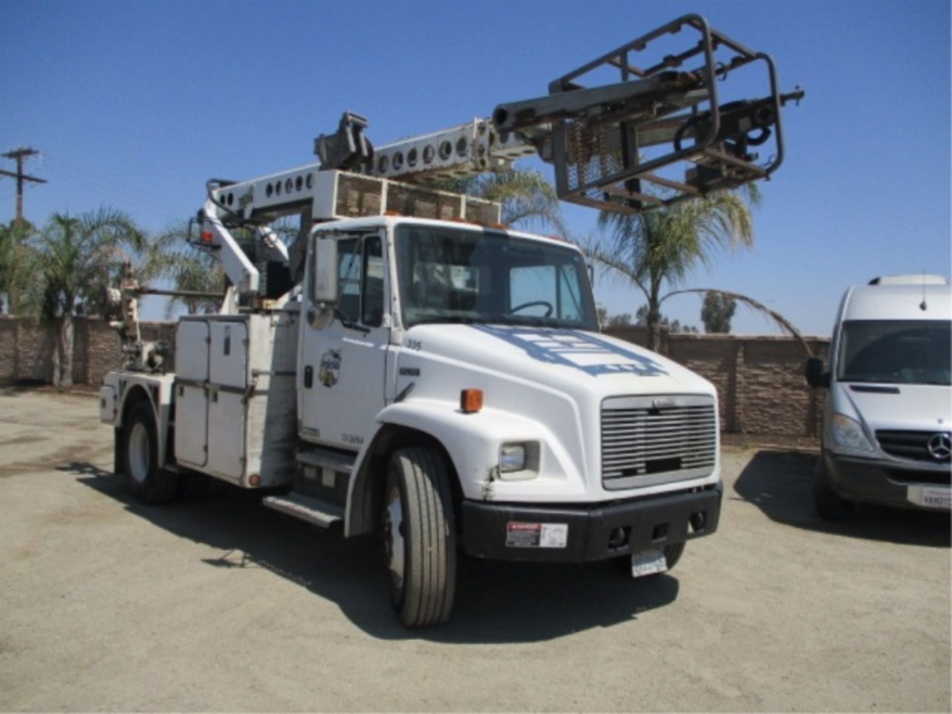 2001 Freightliner FL70 S/A Bucket Truck, Cat 3126 7.2L Diesel, Automatic, PTO, Telsta T400 Boom s/n: - Image 2 of 19