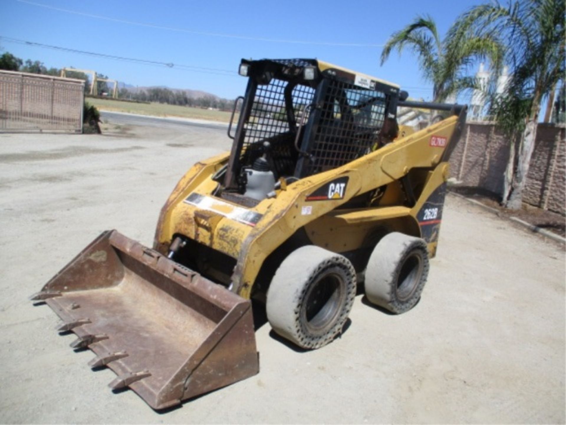 2005 Caterpillar 262B Skid Steer Loader, 4-Cyl Diesel,Tooth Bucket, Auxiliary Hydraulics, Cushion