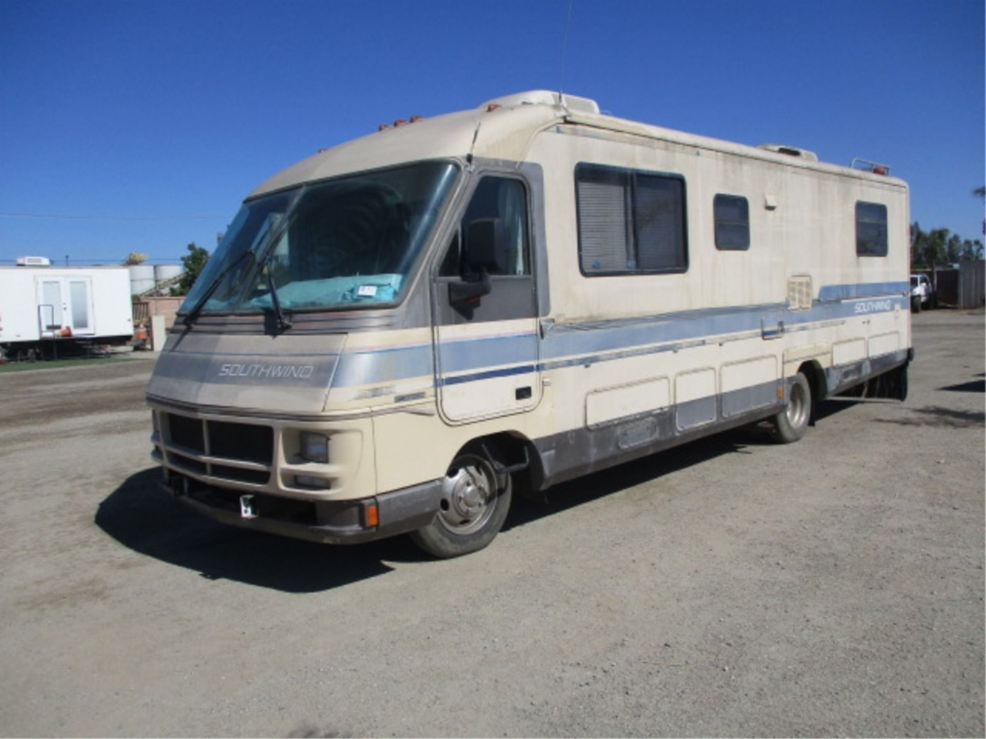 Fleetwood Southwind Motor Home, V8 Gas, Automatic, Refrigerator, Microwave, Stove, Bathroom W/ - Image 5 of 121