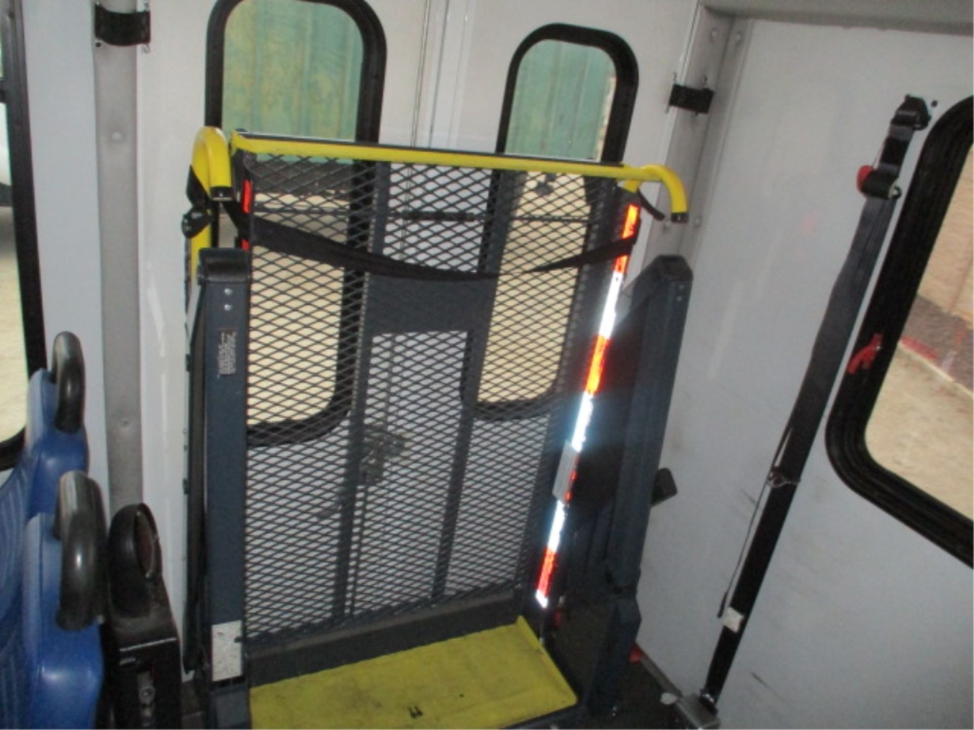 2007 Ford E450 Passenger Bus, 6.8L Gas, Automatic, 18-Passenger, Wheel Chair Lift, S/N: - Image 11 of 14