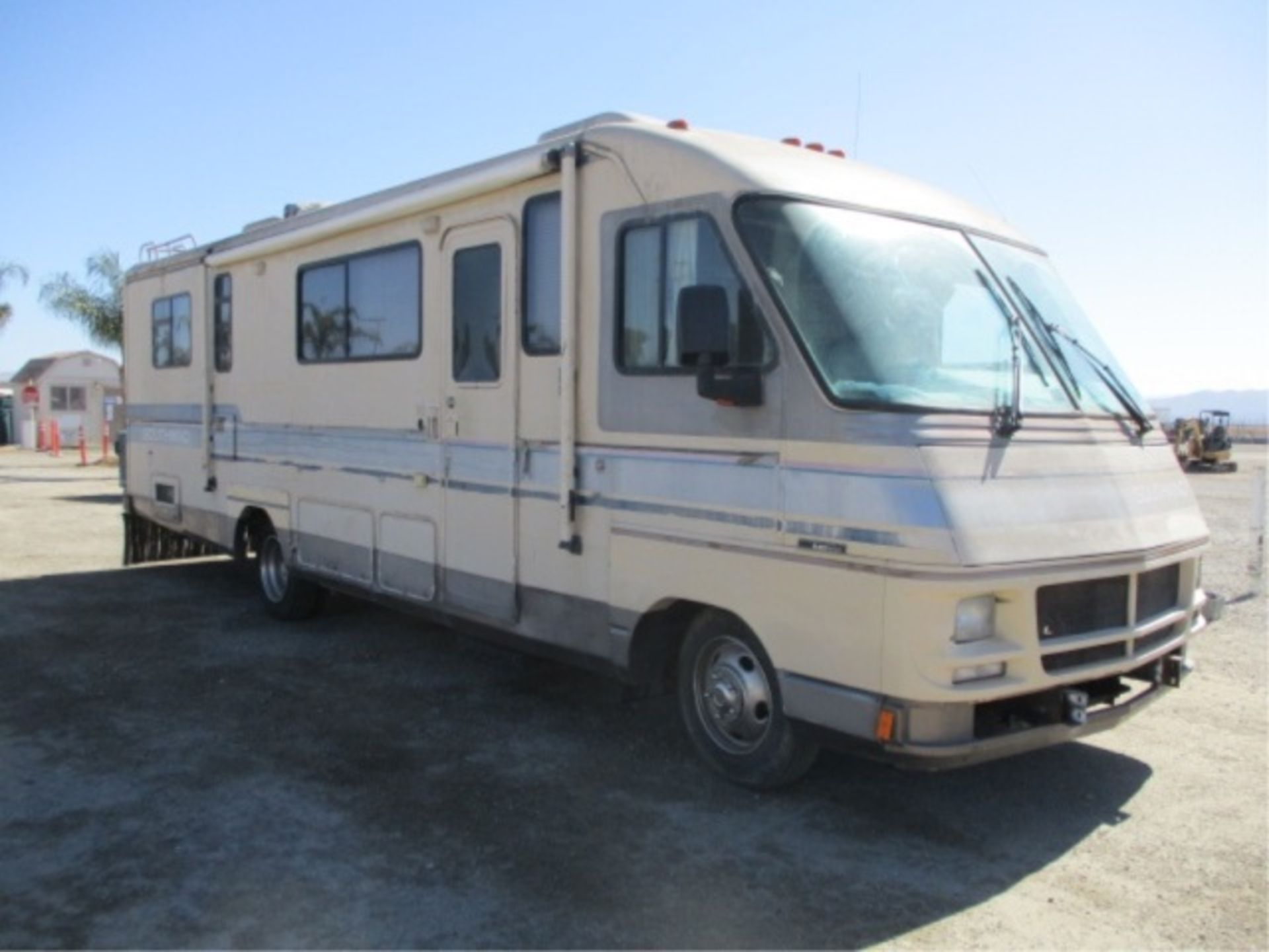 Fleetwood Southwind Motor Home, V8 Gas, Automatic, Refrigerator, Microwave, Stove, Bathroom W/ - Image 6 of 121