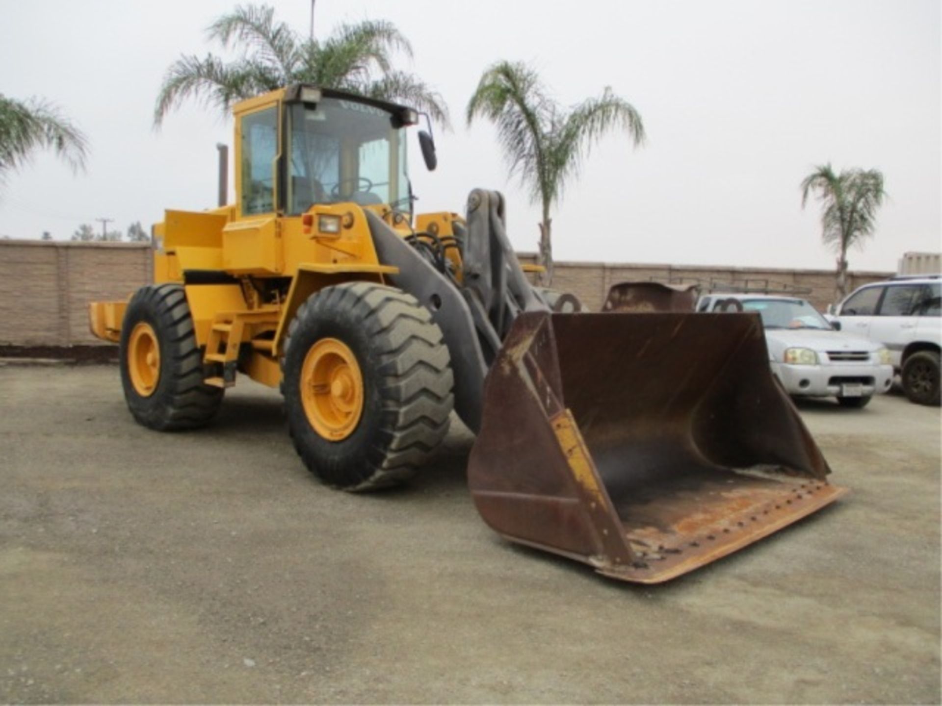 Volvo L120C Wheel Loader, Diesel, 4-Speed, GP Bucket, Q/C, Cab W/AC, 23.5 x 25 Tires, S/N: - Image 4 of 30