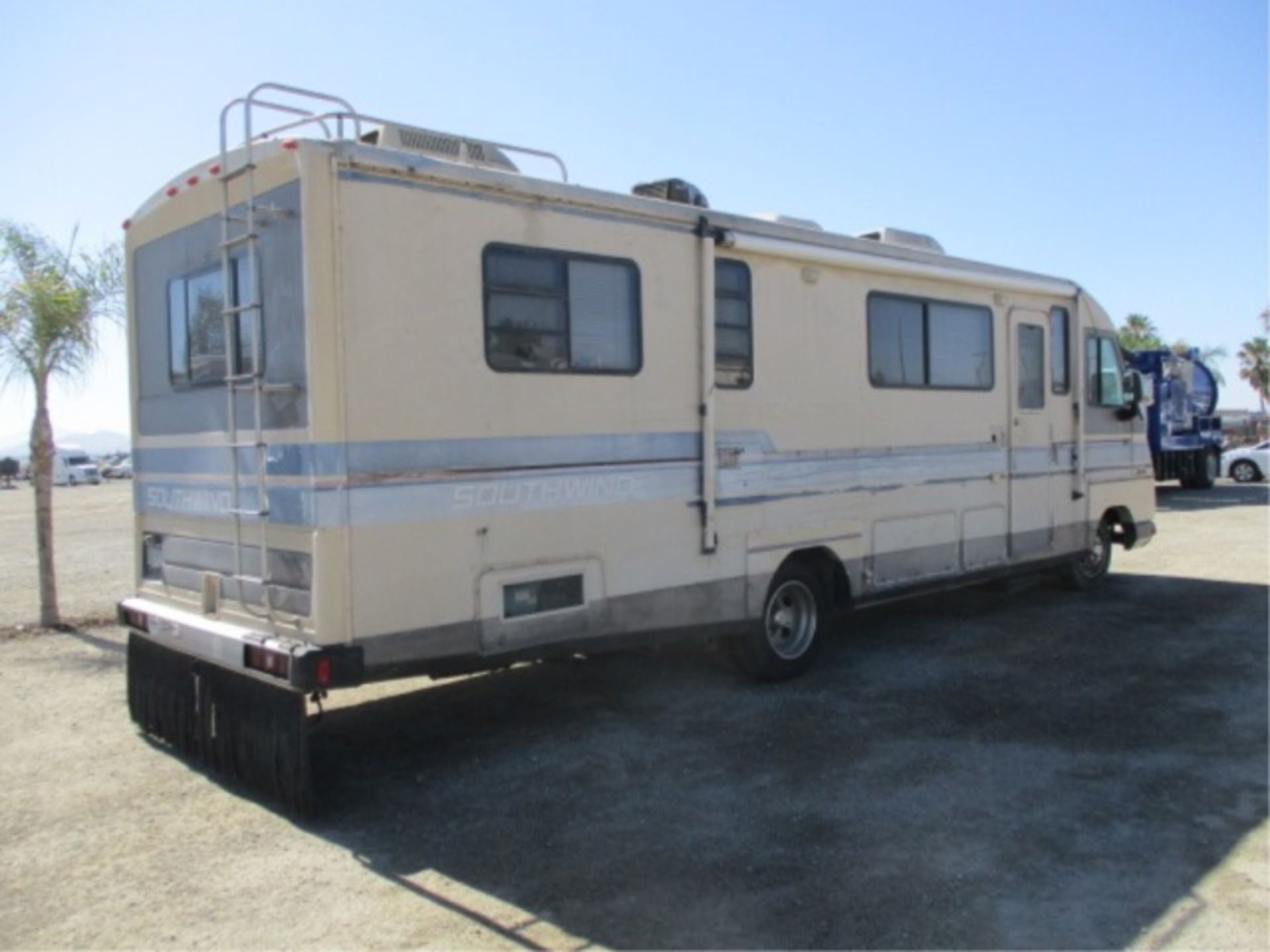 Fleetwood Southwind Motor Home, V8 Gas, Automatic, Refrigerator, Microwave, Stove, Bathroom W/ - Image 15 of 121