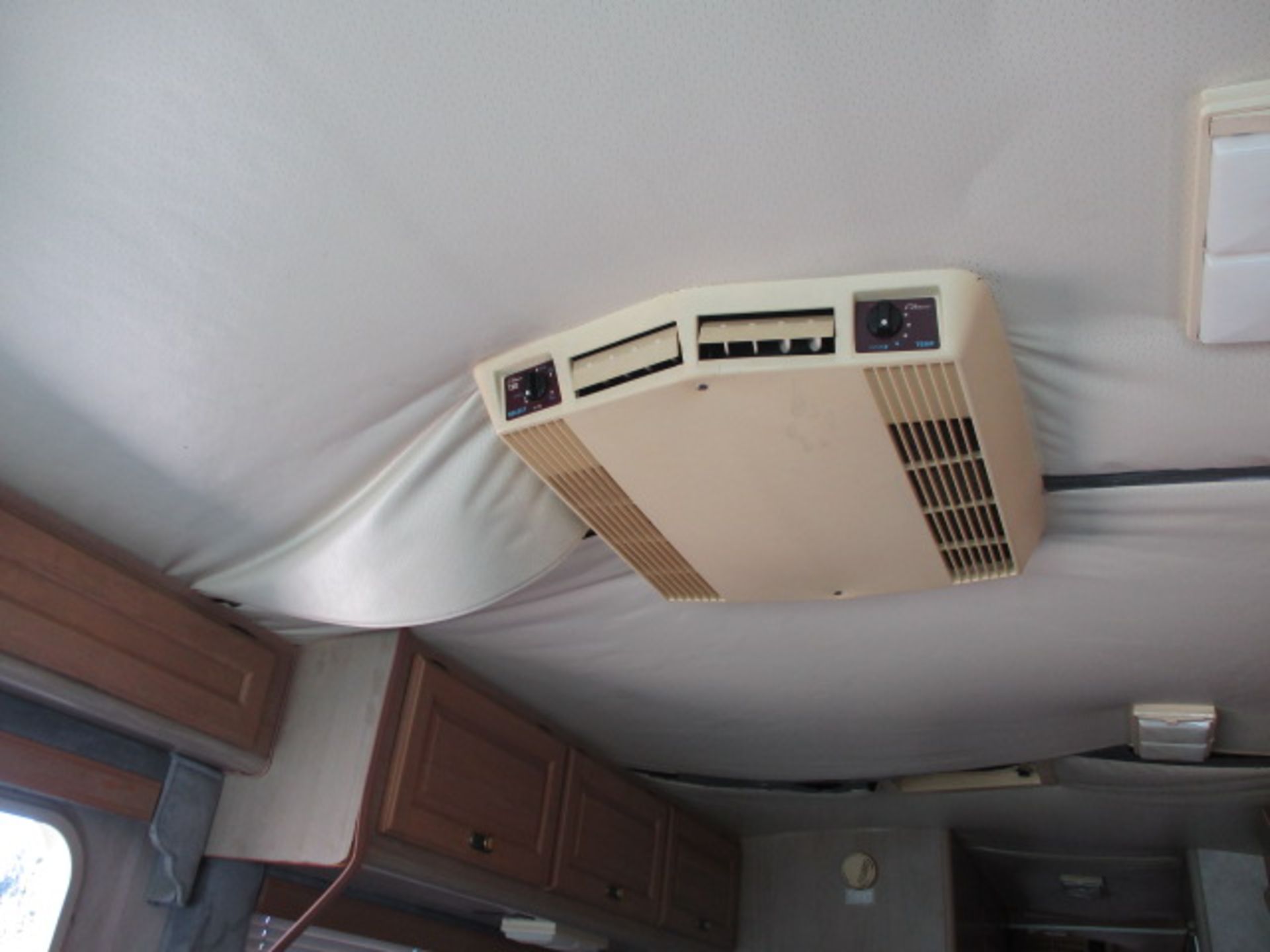 Fleetwood Southwind Motor Home, V8 Gas, Automatic, Refrigerator, Microwave, Stove, Bathroom W/ - Image 56 of 121