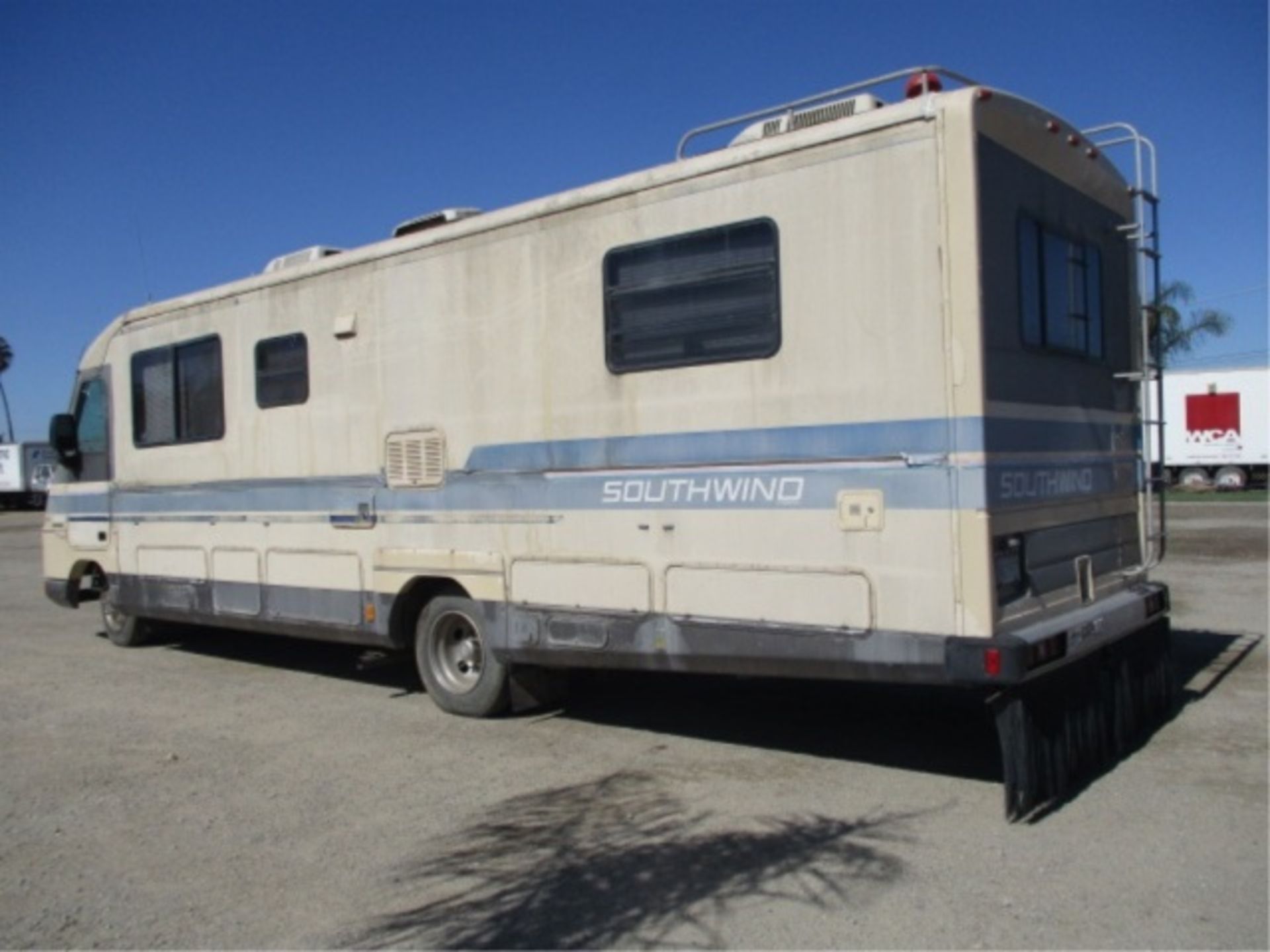 Fleetwood Southwind Motor Home, V8 Gas, Automatic, Refrigerator, Microwave, Stove, Bathroom W/ - Image 22 of 121