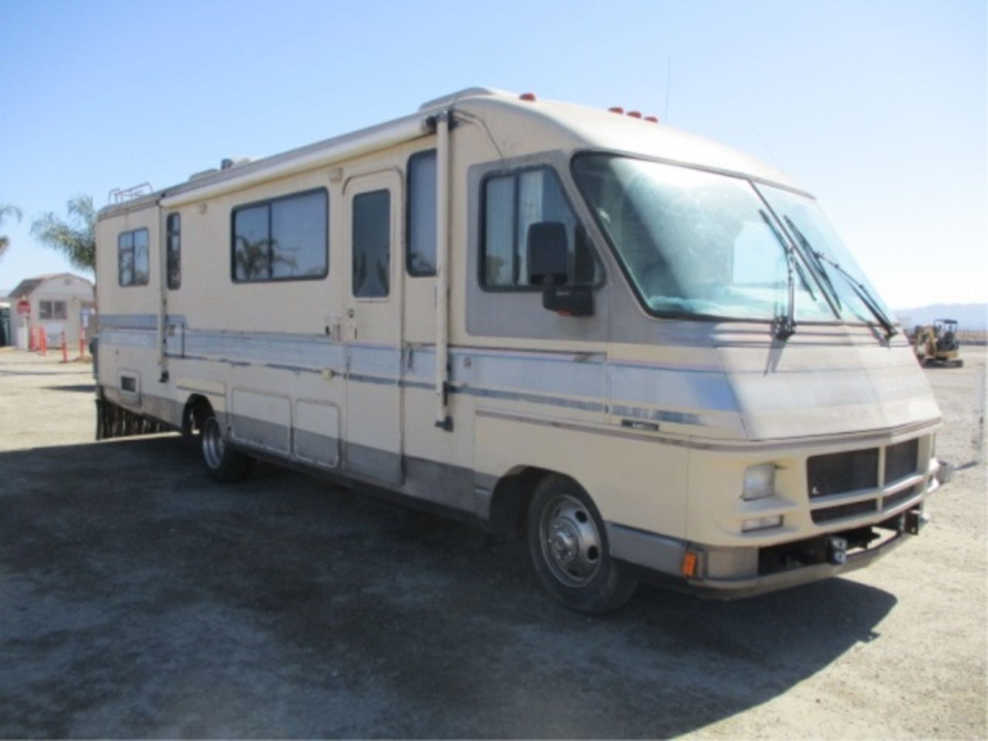 Fleetwood Southwind Motor Home, V8 Gas, Automatic, Refrigerator, Microwave, Stove, Bathroom W/ - Image 8 of 121