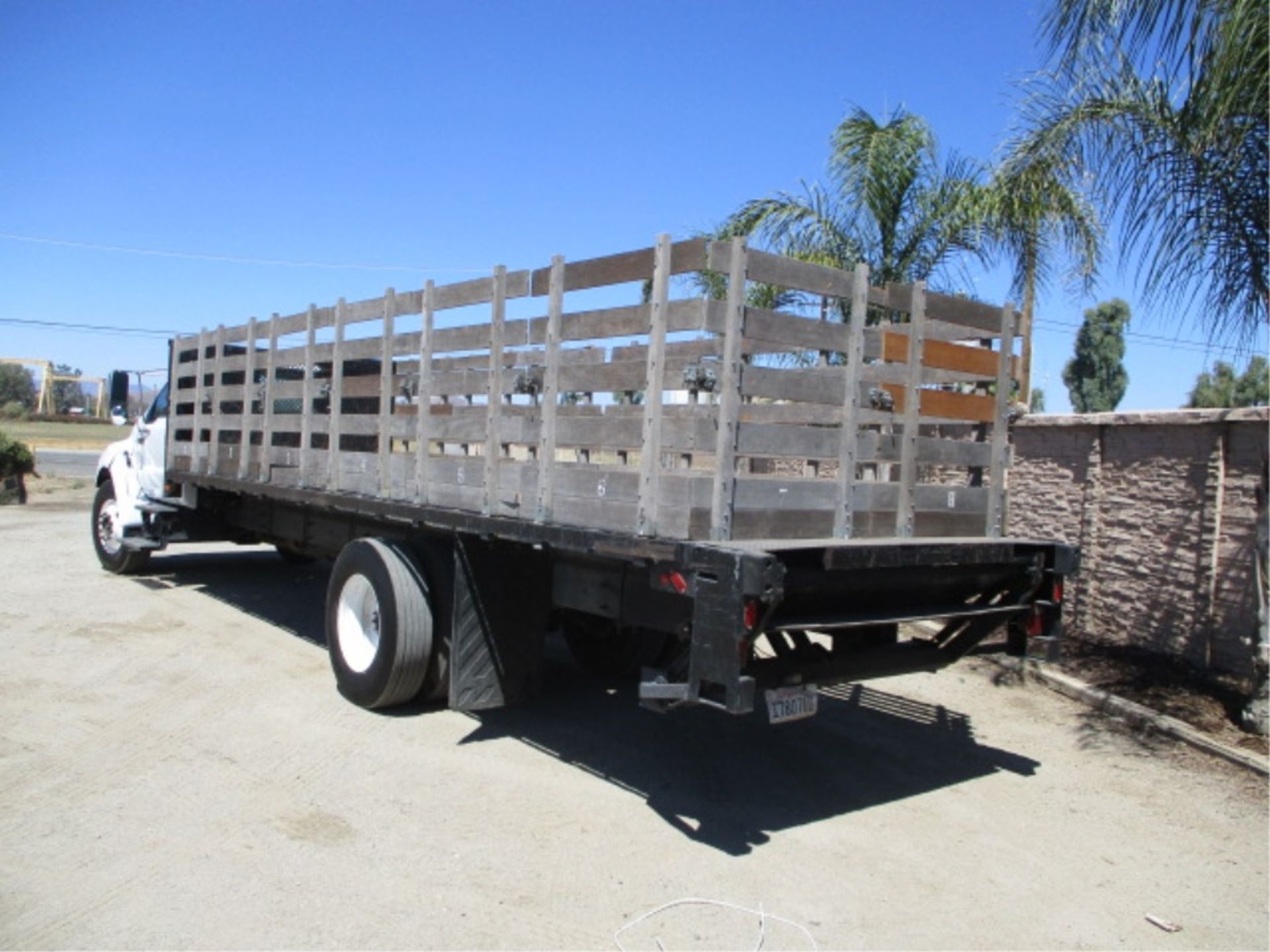 2005 Ford F650 S/A Flatbed Stakebed Truck, Cat C7 Acert 7.2L 6-Cyl Diesel, Automatic, Lift Gate, 24' - Image 24 of 61