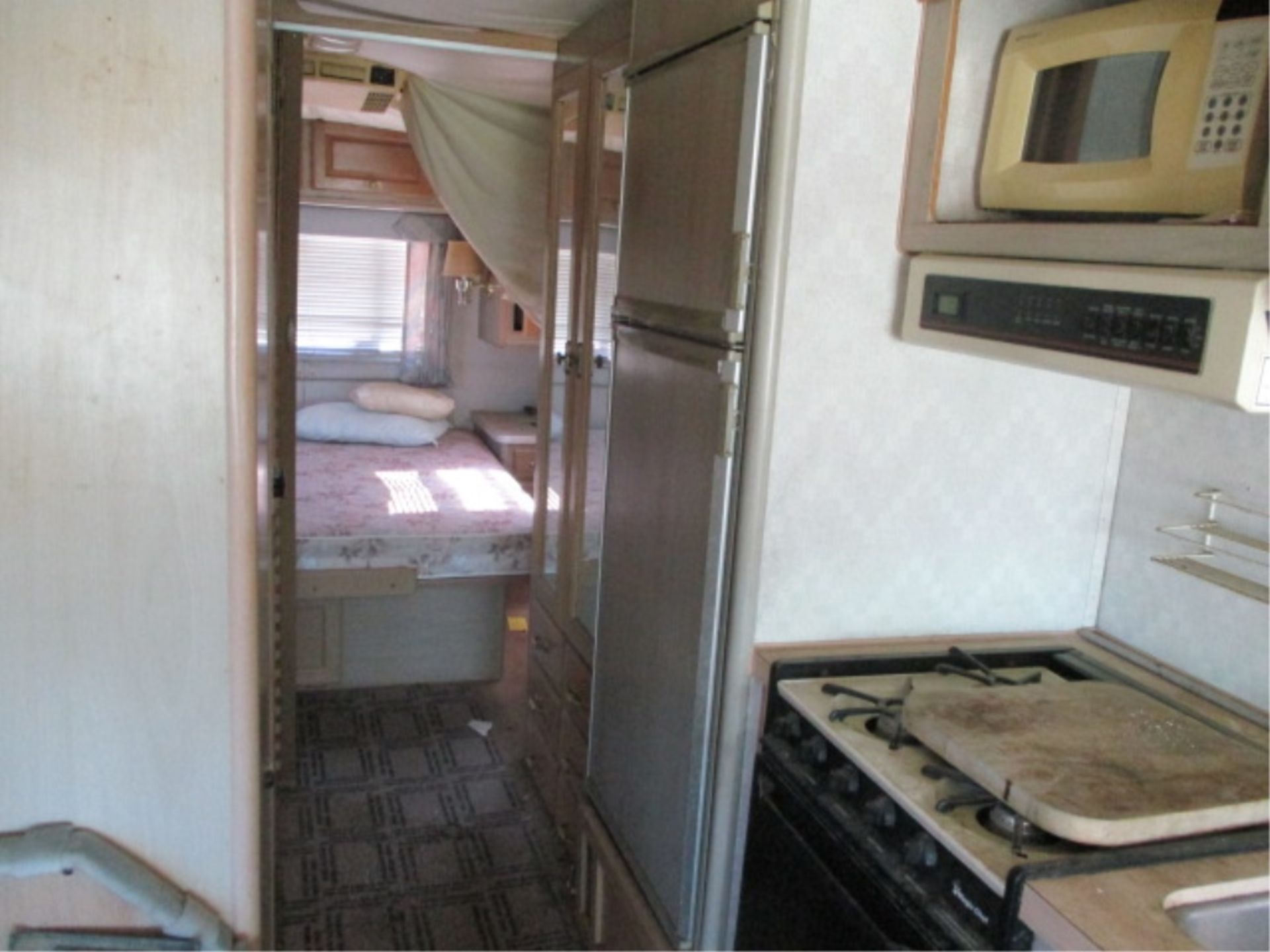 Fleetwood Southwind Motor Home, V8 Gas, Automatic, Refrigerator, Microwave, Stove, Bathroom W/ - Image 91 of 121