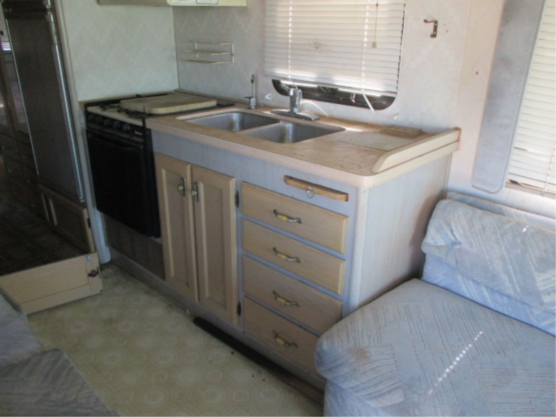 Fleetwood Southwind Motor Home, V8 Gas, Automatic, Refrigerator, Microwave, Stove, Bathroom W/ - Image 86 of 121
