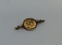 A 1908 sovereign mounted as a brooch. Approx. 11.4