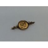 A 1908 sovereign mounted as a brooch. Approx. 11.4
