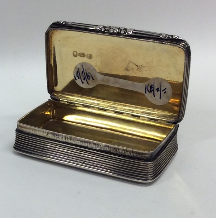 A good Georgian silver snuff box with reeded decor - Image 4 of 6