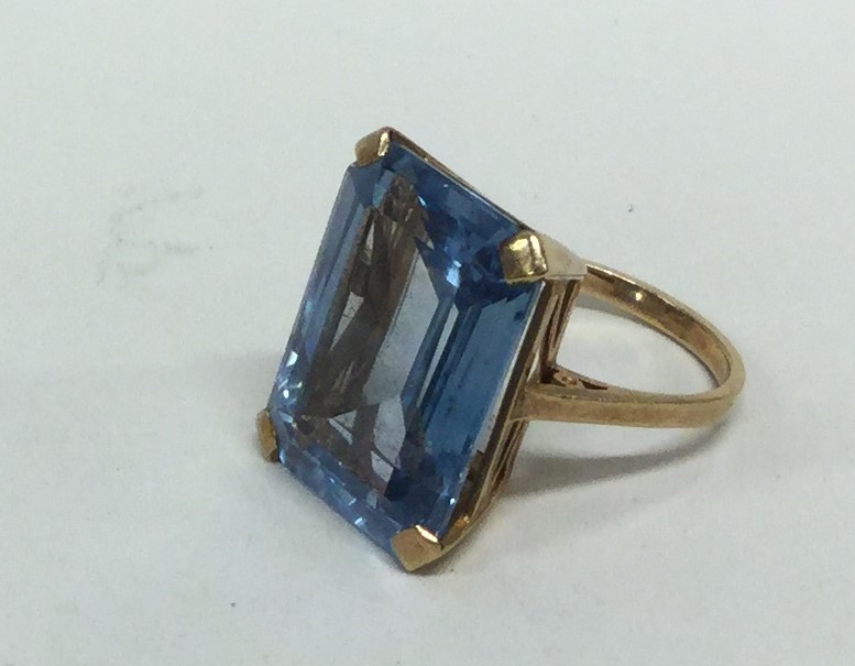 An 18 carat gold and topaz single stone ring in cl