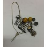 A quantity of costume jewellery. Est. £20 - £30.