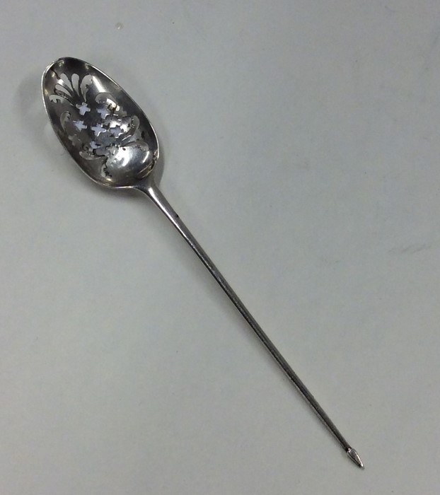 A good George I silver mote spoon with pierced bow - Image 5 of 6