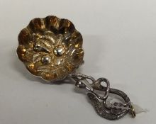 An attractive Victorian silver gilt caddy spoon de