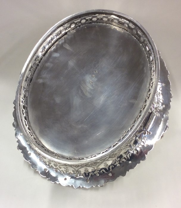 A heavy Georgian silver basket attractively decora - Image 3 of 12