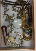 A quantity of costume jewellery. Est. £20 - £30.